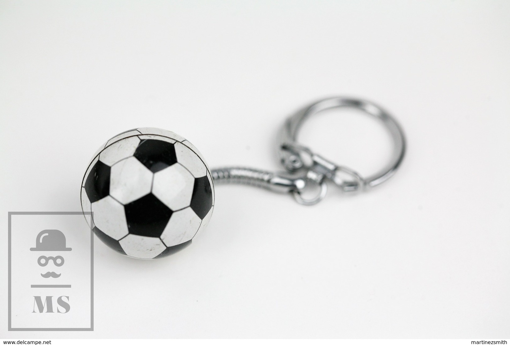 Vintage FIFA World Cup 1982 - Spain 82 Tin Soccer Ball Keyring/ Keychain - Llaveros