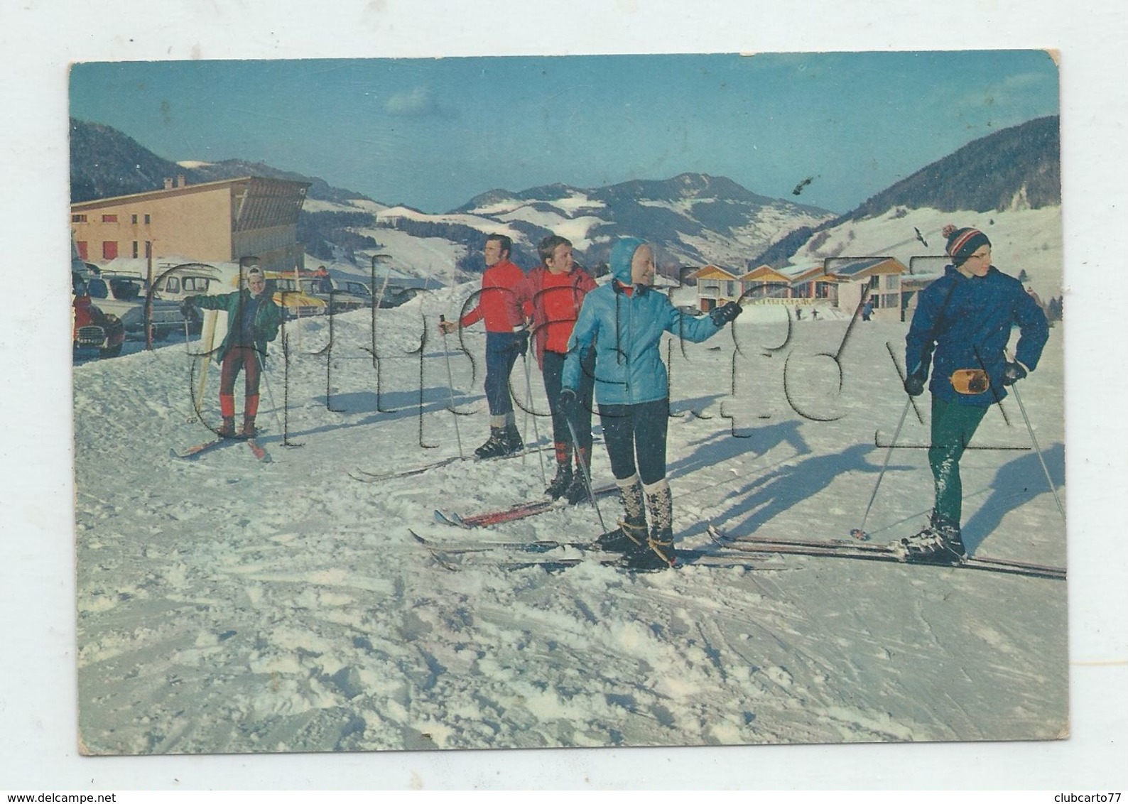 Bellevaux (74) : GP De Skieurs Au Départ Près Du Parking De La Station En 1983 (animé) GF. - Bellevaux