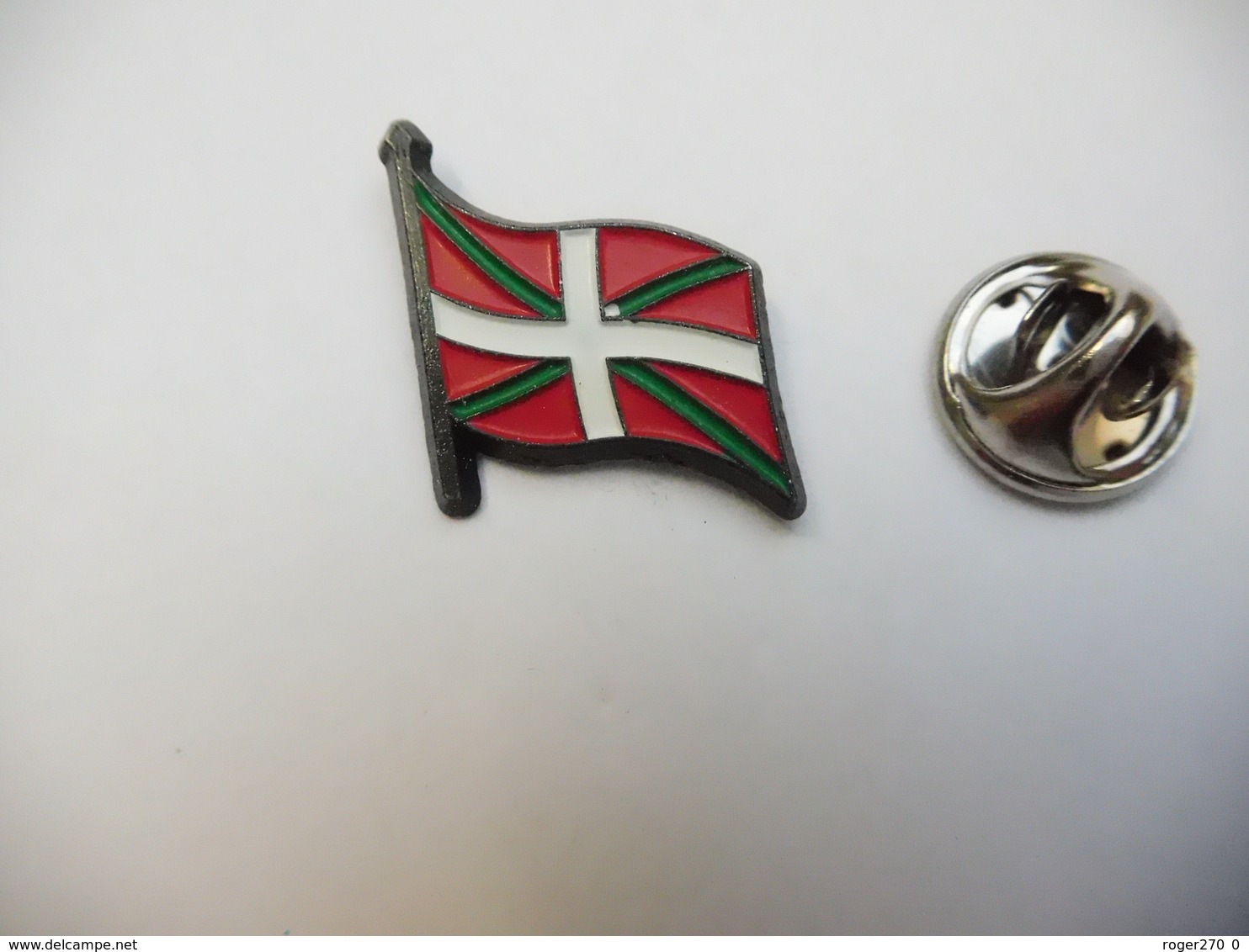 Beau Pin's , Drapeau Du Pays Basque - Ciudades