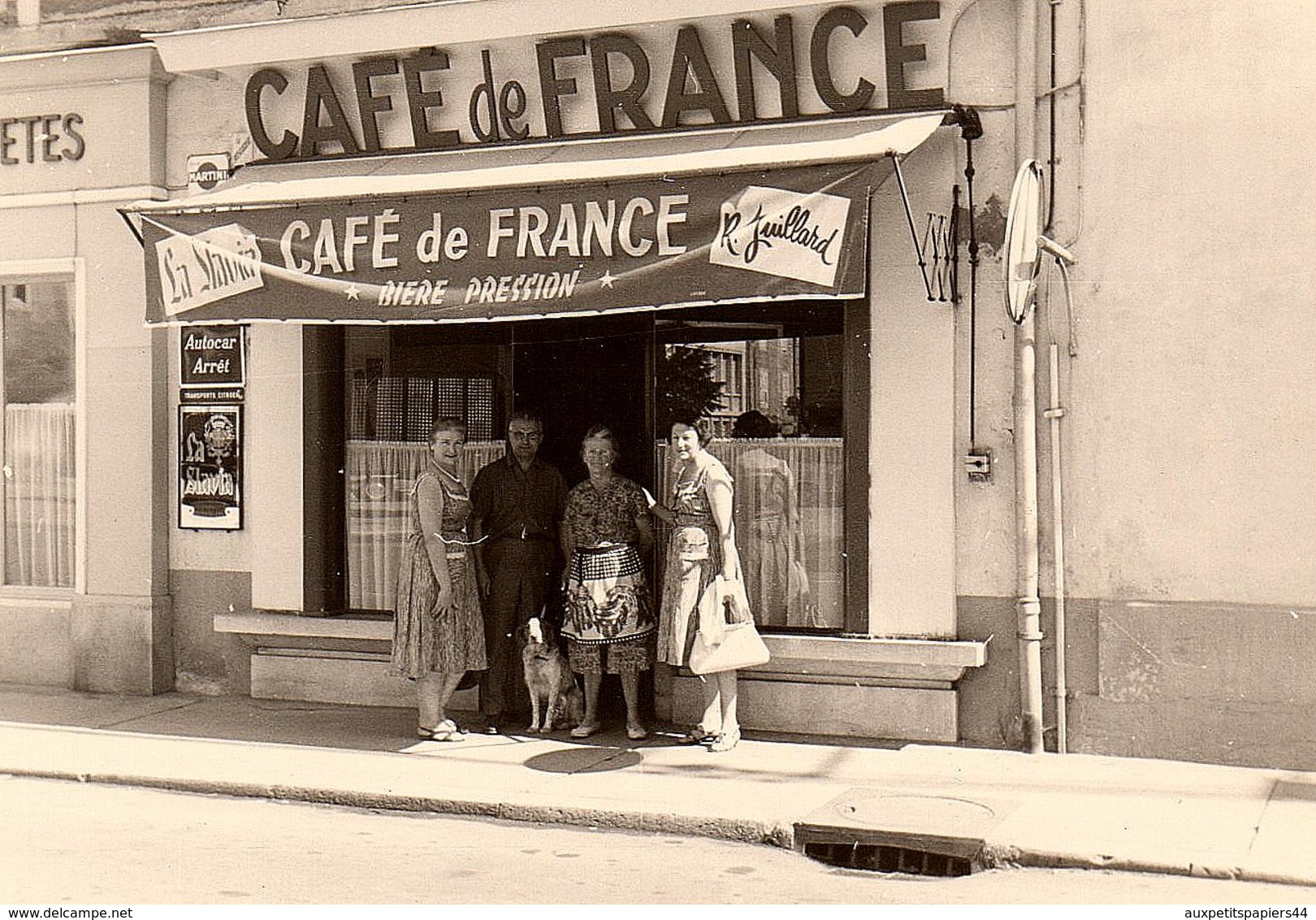 3 Photos Originales Village à Proximité De Chablis, Café De France Juillard, Citroën 2 Cv & Peugeot 404, Promeneurs - Lieux