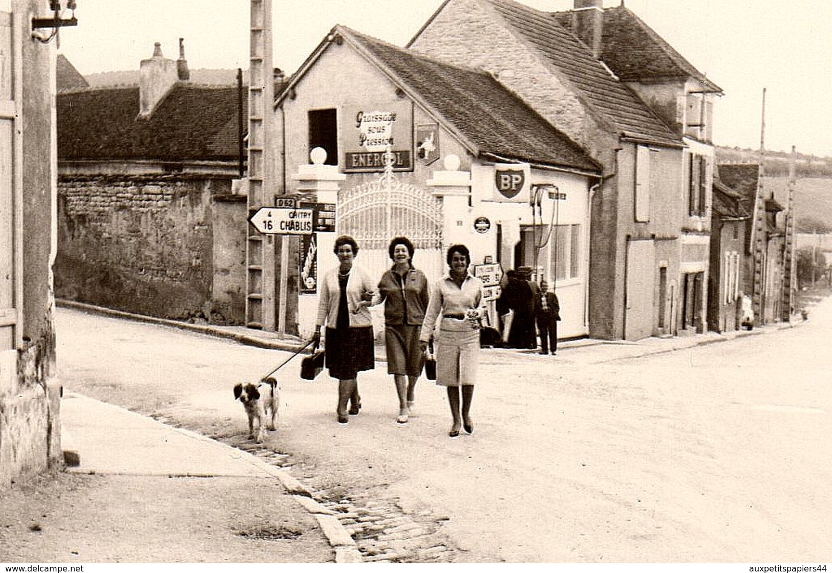 3 Photos Originales Village à Proximité De Chablis, Café De France Juillard, Citroën 2 Cv & Peugeot 404, Promeneurs - Lieux