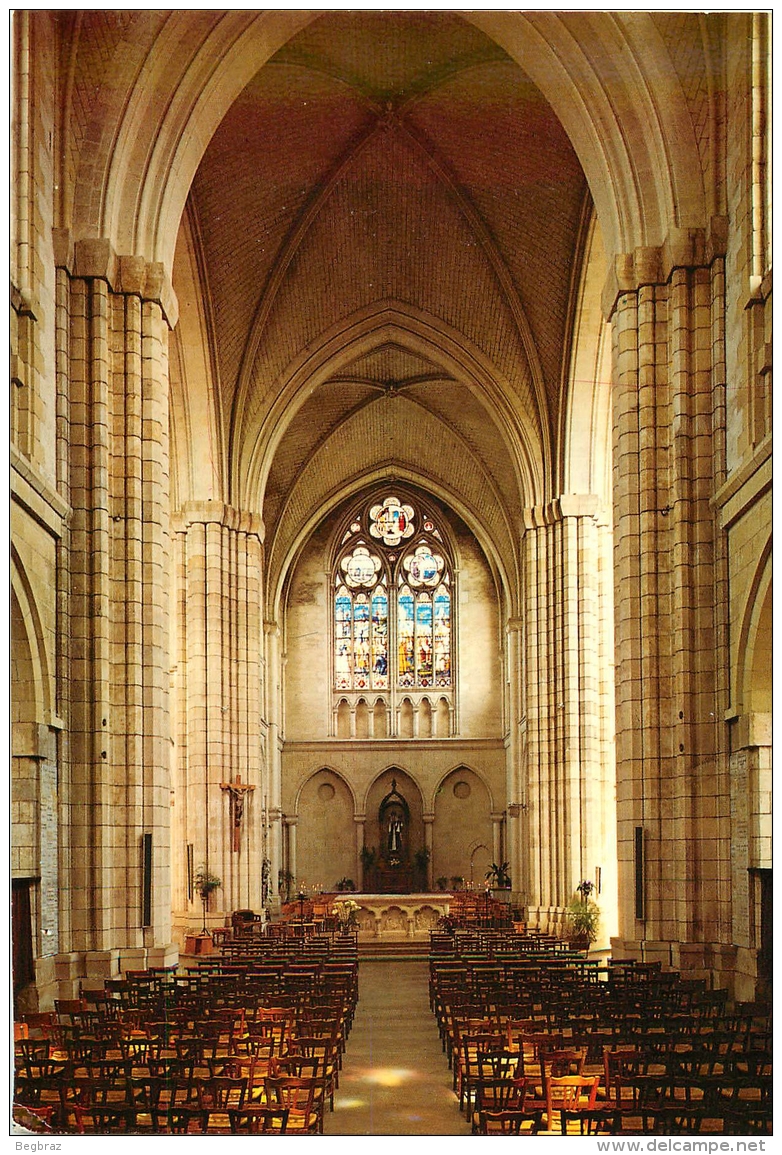 CHEMILLE    EGLISE    INTERIEUR - Chemille