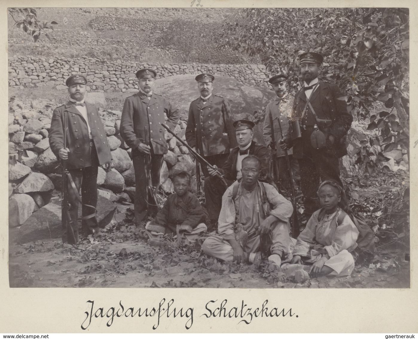 China - Besonderheiten: 1902/1904 (ca):Chinese Lacquer Album With 50 Photos From Tsingtau, Hong Kong - Autres & Non Classés