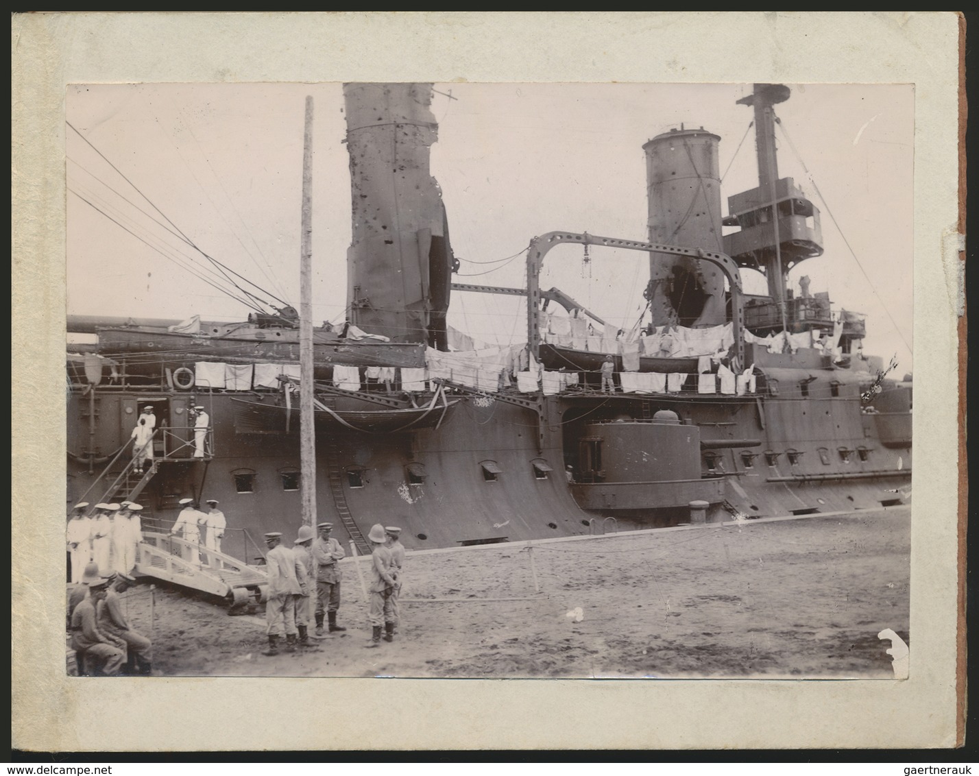 China - Besonderheiten: 1905: Chinese laquer album (dragon, slightly damaged) with 27 photos, war sh