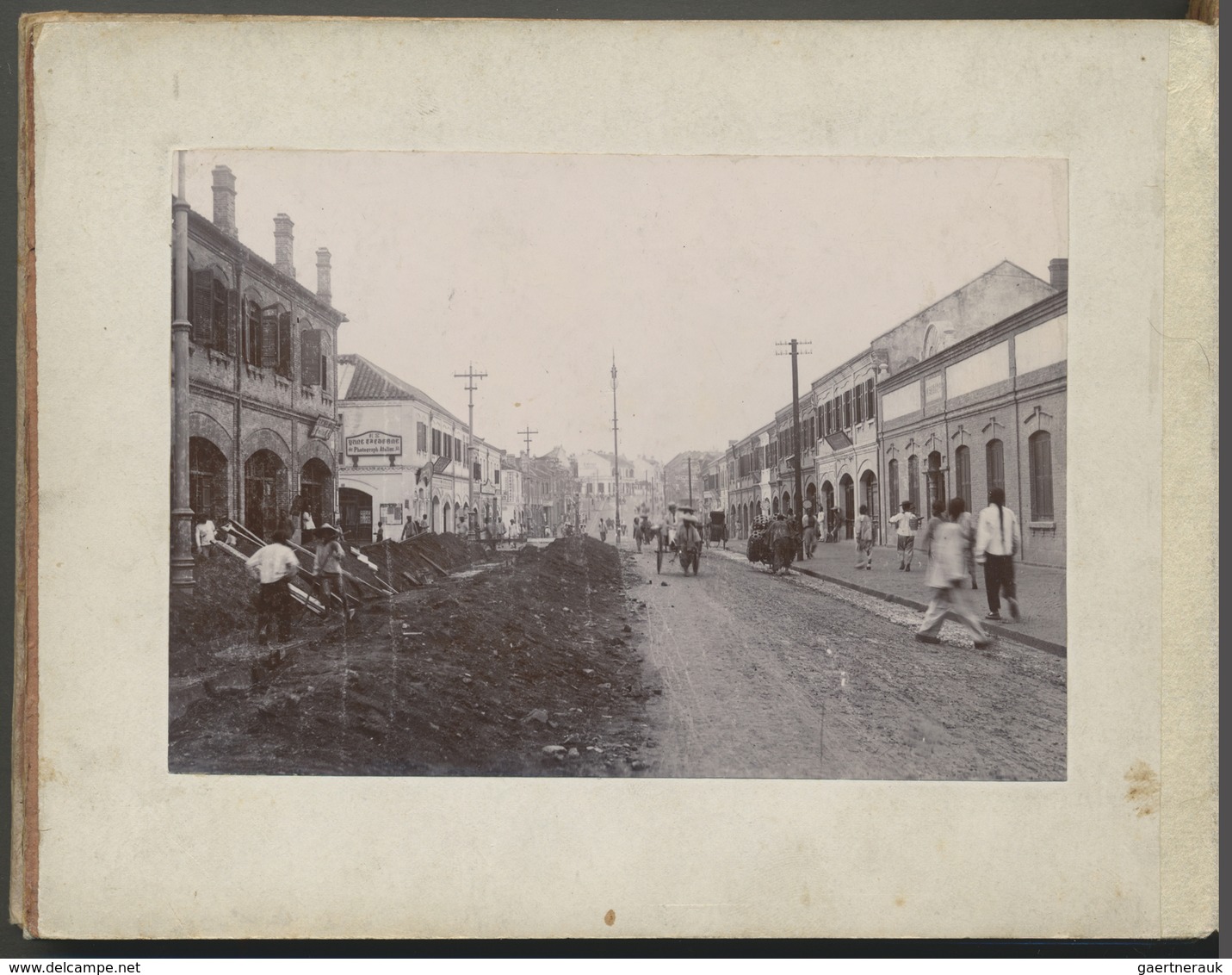 China - Besonderheiten: 1905: Chinese laquer album (dragon, slightly damaged) with 27 photos, war sh