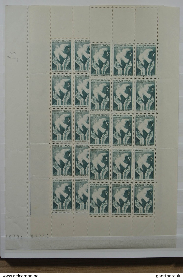 Frankreich: 1925/1940 (ca.): Stockbook with souvenir sheets of France: (Yvert no's): souvenir sheet