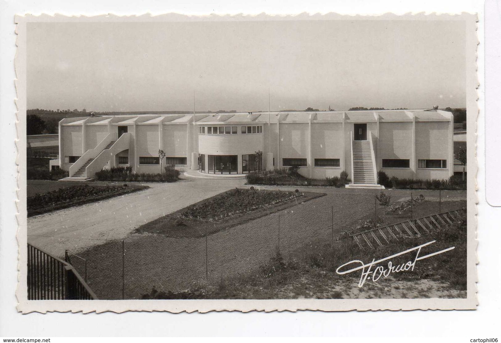 - CPSM LUNEVILLE (54) - STADE MUNICIPAL - Les Parterres Et La Tribune - - Luneville