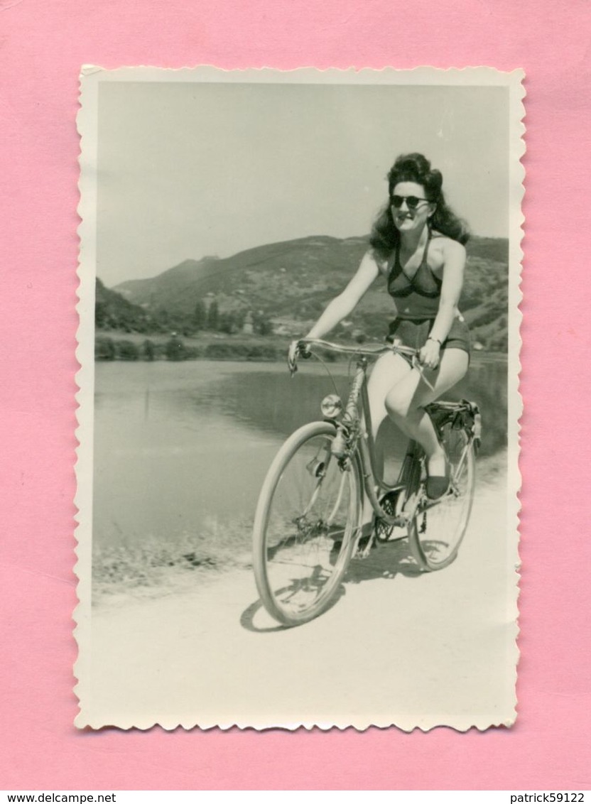 PHOTOGRAPHIE - PHOTO - JEUNE FEMME A BICYCLETTE  - - Pin-Ups