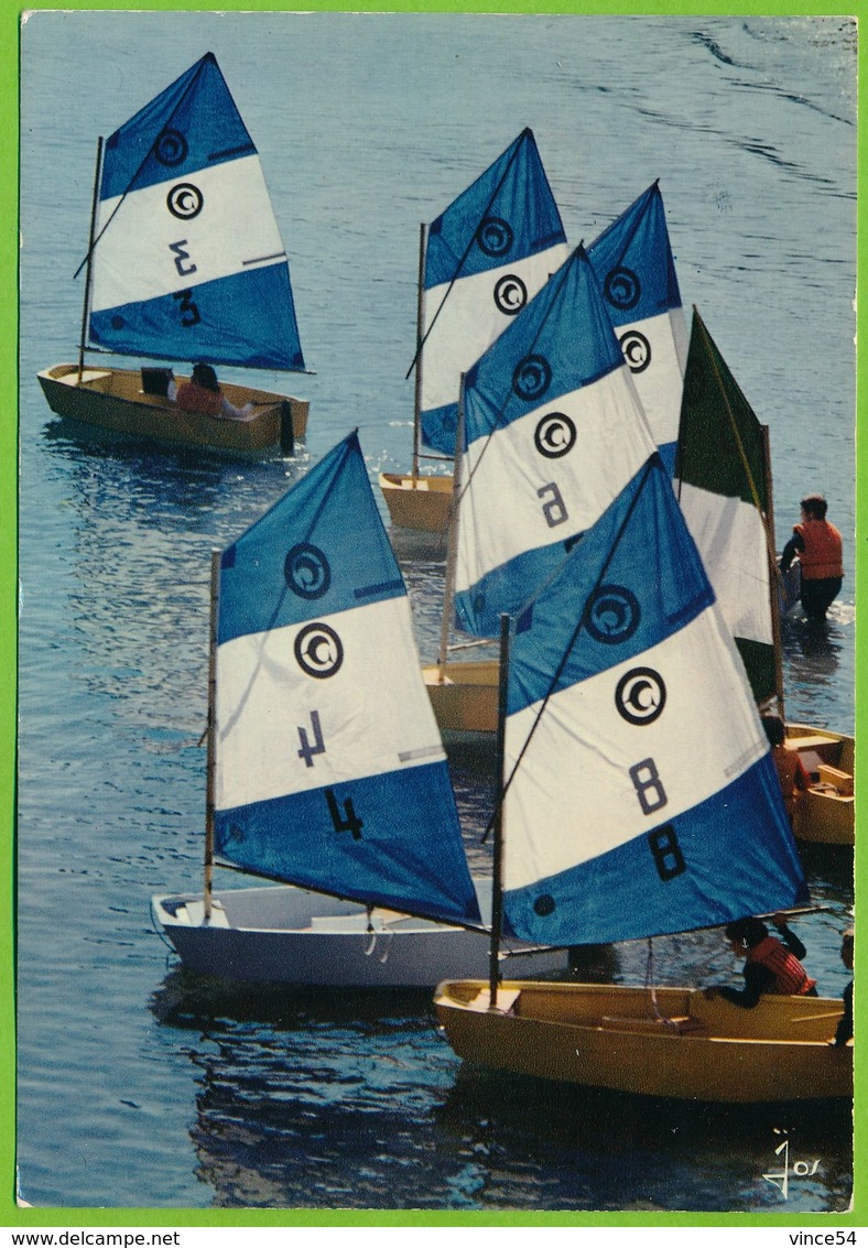 LA BRETAGNE EN COULEURS - Ecole De Voile En Bretagne - Départ Des "Optimist" Carte Circulé 1973 - Velieri