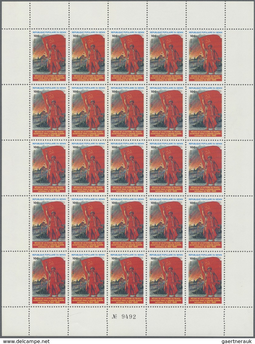 ** Benin: 1985 '40th Anniv. Of The End Of WWII' 100f., Four Complete Sheets Of 25 (= 100 Stamps), Mint - Benin – Dahomey (1960-...)