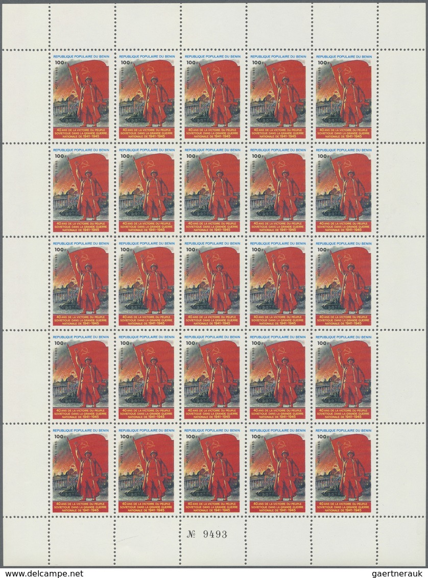 ** Benin: 1985 '40th Anniv. Of The End Of WWII' 100f., Four Complete Sheets Of 25 (= 100 Stamps), Mint - Benin – Dahomey (1960-...)