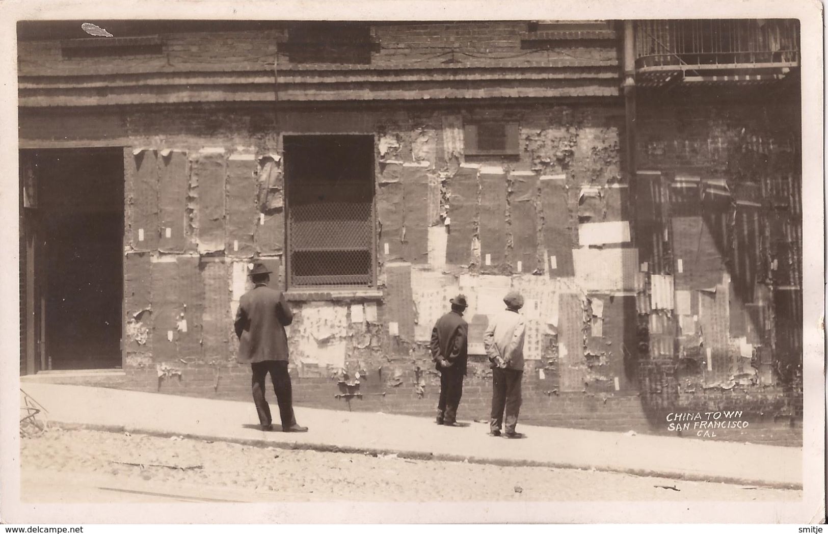 CHINATOWN SAN FRANCISCO 1923 PHOTO POSTCARD RPPC BULLETIN BOARD WITH LATEST NEWS - 2 SCANS - San Francisco