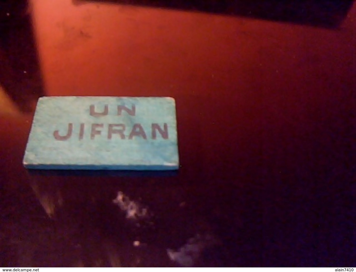 Jeton Publicitaire De Nain Jaune En Bois,  "  Un Jifran "  Objet De Bistrot Authentique - Autres & Non Classés