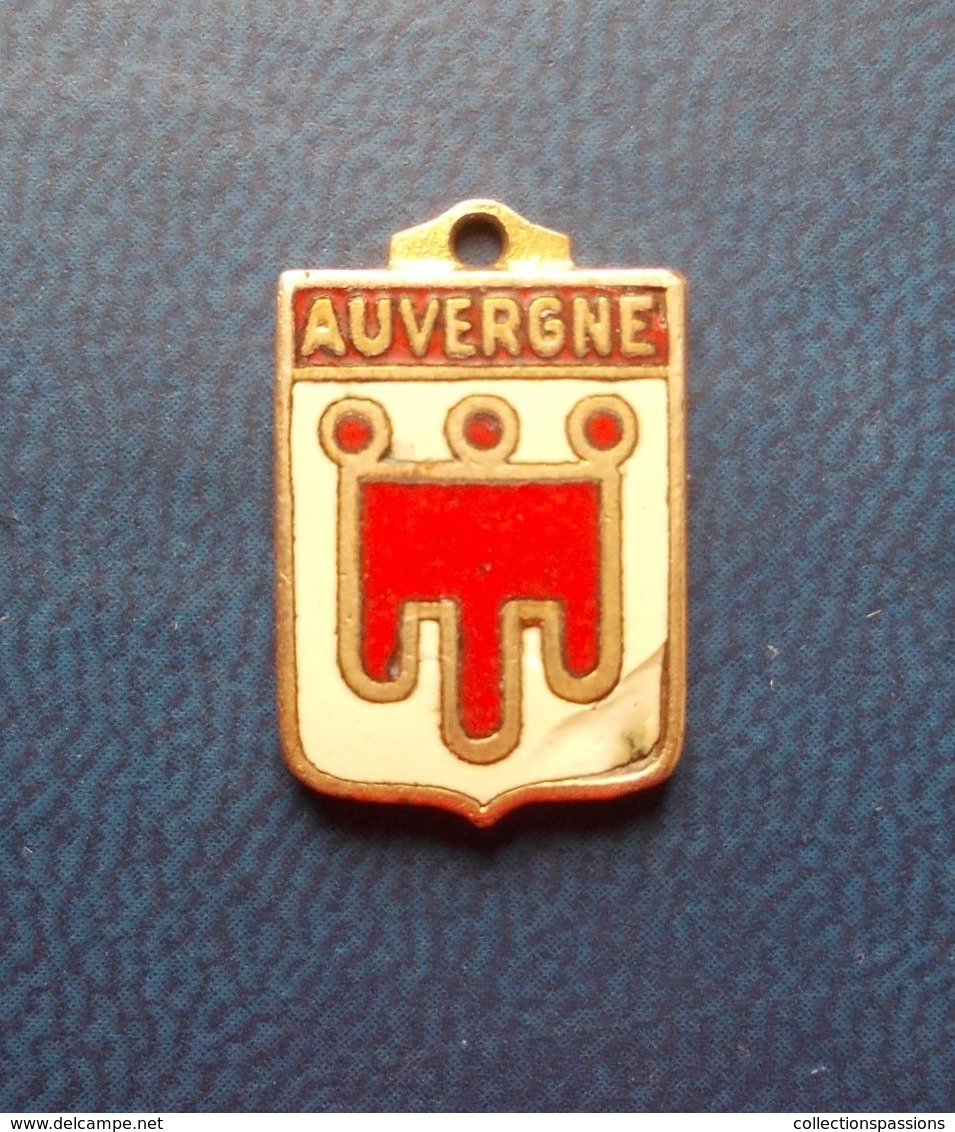 - Pendentif. Médaille - Blason De Région - Auvergne - - Obj. 'Souvenir De'