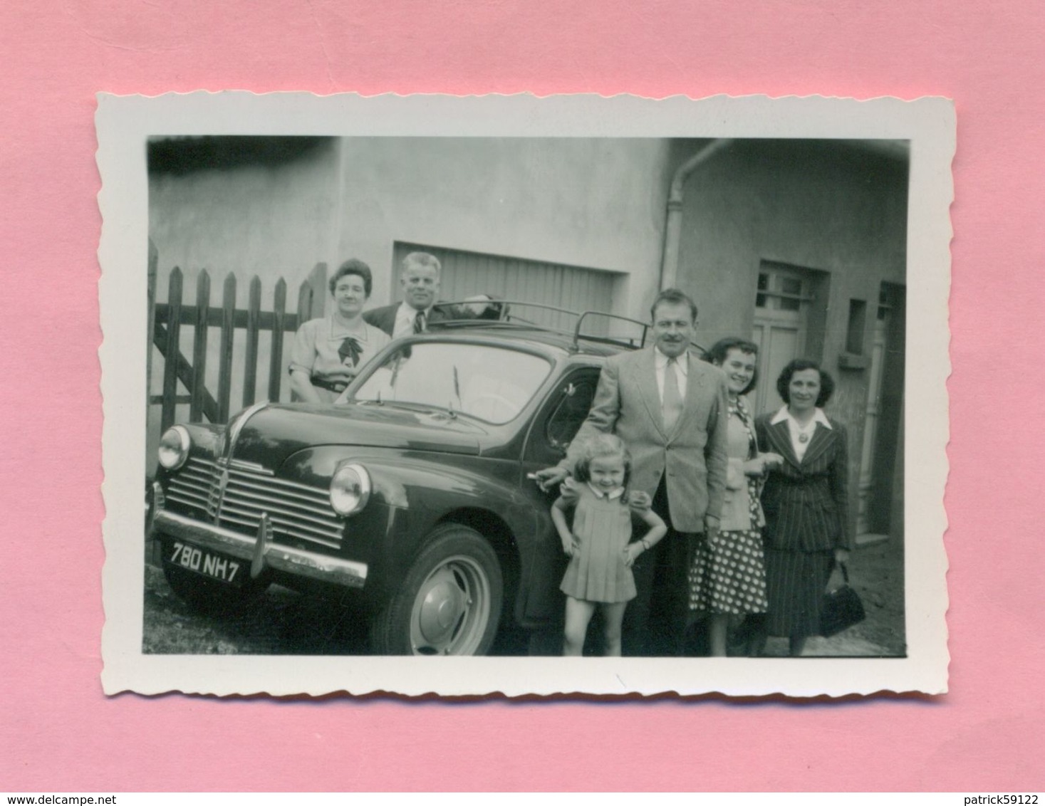 PHOTOGRAPHIE - PHOTO -  TOUTE LA FAMILLE Et RENAULT 4 CV  !  ( Ref  Bis  ) - Automobiles