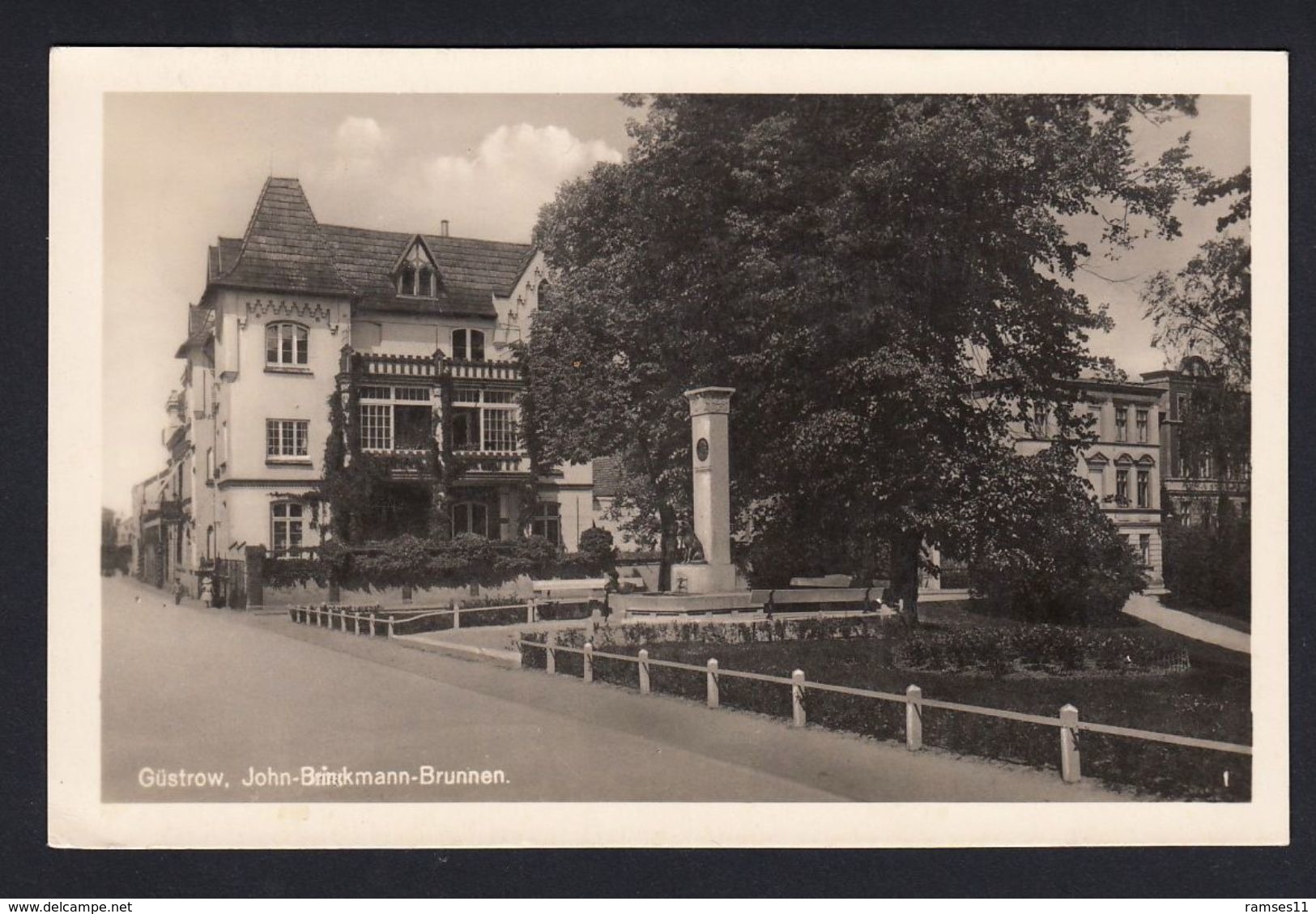 AK Güstrow Mecklenburg - John-Brinckman-Brunnen Eisenbahnstrasse 1948 - Guestrow