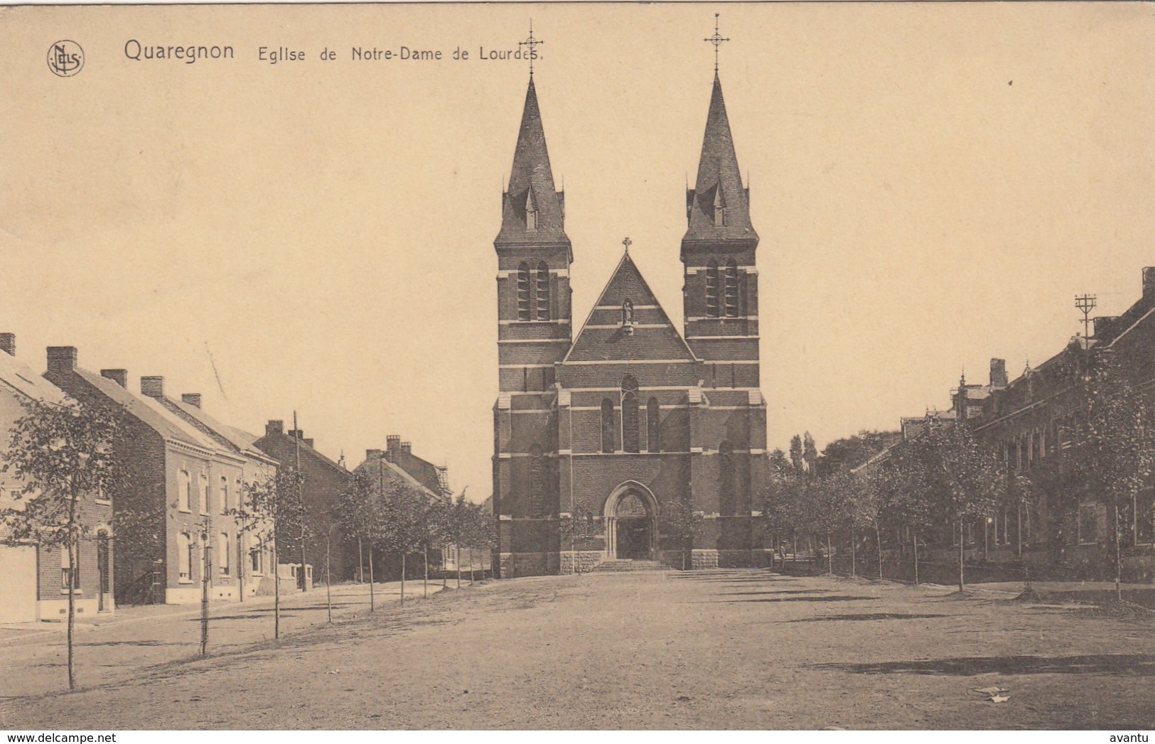 QUAREGNON / EGLISE DE NOTRE DAME DE LOURDES ET LA PLACE - Quaregnon