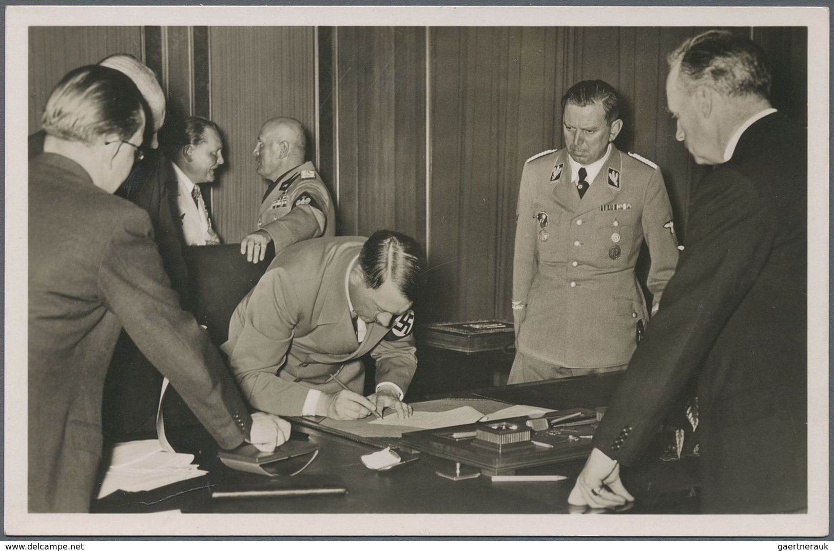 Ansichtskarten: Propaganda: 1938, "Hitler Unterschreibt Abkommen Von München", Im Hintergrund Offizi - Parteien & Wahlen