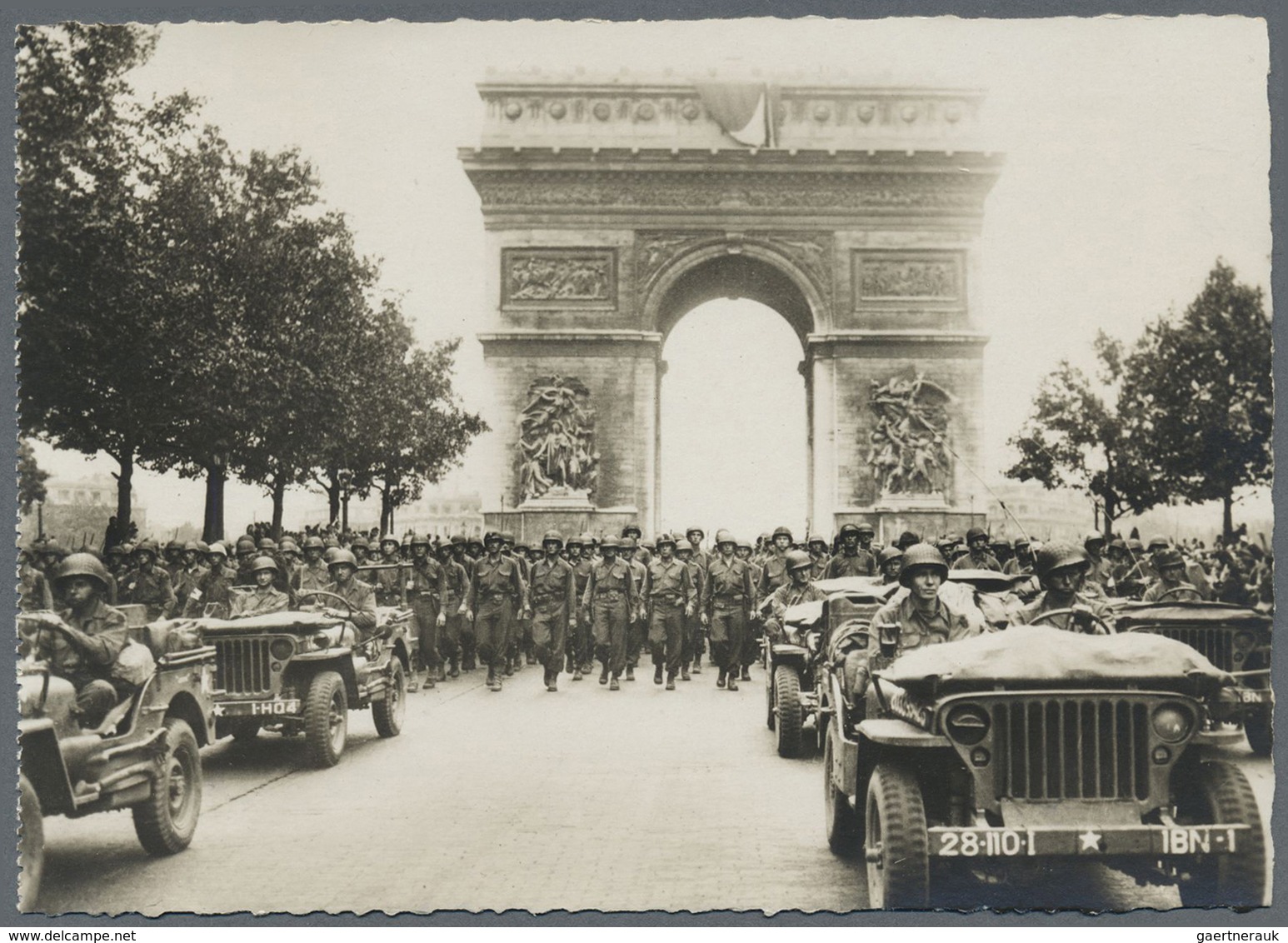 Ansichtskarten: Politik / Politics: FRANKREICH, Paris 1945, Befreiung Und Befreiungsfeier, 160 Ansic - Personnages