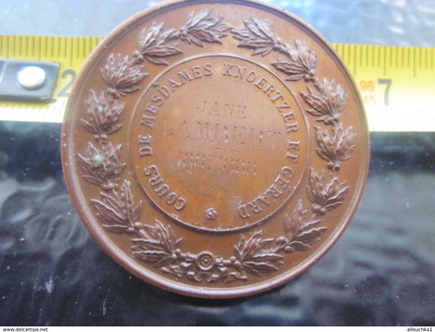 Médaille En Bronze(sur La Tranche)Cours De Mesdames KNOERTZER ET GERARD Signé J.LAGRANGE Remise à Jane LAMBERT 1887-1888 - Otros & Sin Clasificación