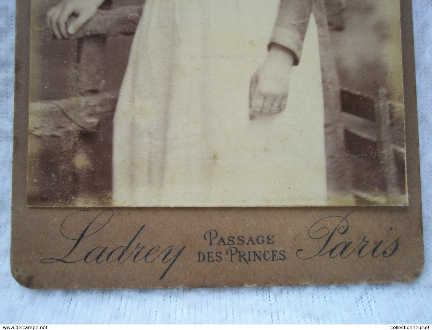 Ancienne Photo CDV Du Photographe LADREY Passage Des Princes à PARIS JF En Tenue De Servante Fin XIXe - Anciennes (Av. 1900)