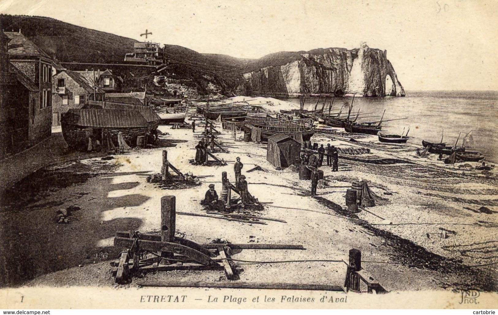 76 ETRETAT - La Plage Et Les Falaises D'Aval - Animée : Cabestans, Caloges, Barques... - Etretat