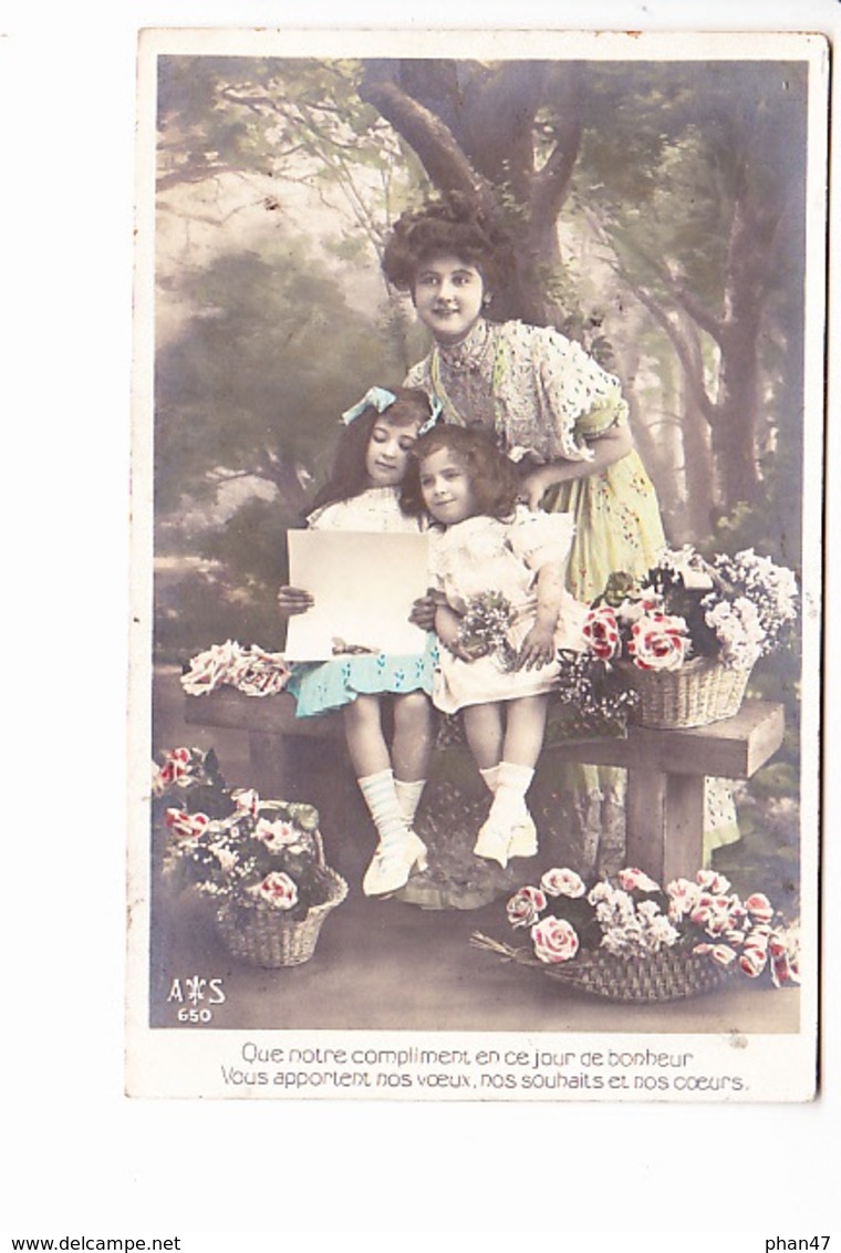 Que Notre Compliment En Ce Jour De Bonheur...2 Petites Filles Sur Un Banc Et Leur Maman, Gerbes De Roses,  Ed. A.S.1909 - Nouvel An