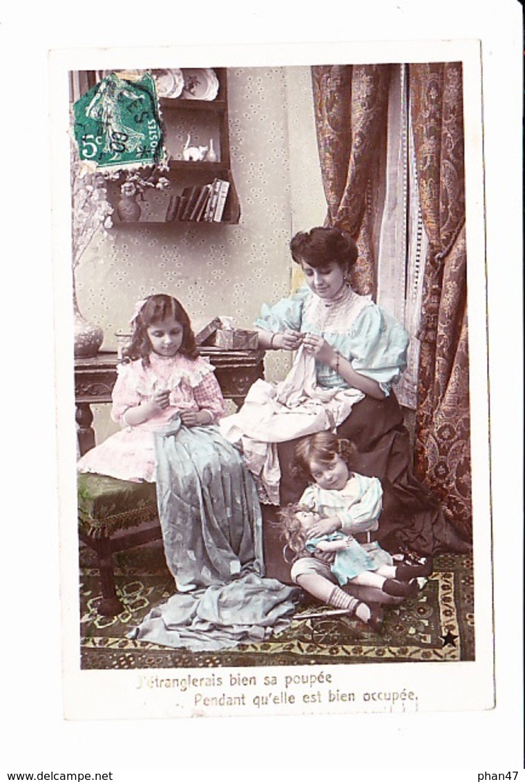 J'étranglerais Bien Sa Poupée Pendant Qu'elle Est Bien Occupée, 2 Petites Filles Et Leur Maman Brodant, Ed. Etoile 1909 - Groupes D'enfants & Familles