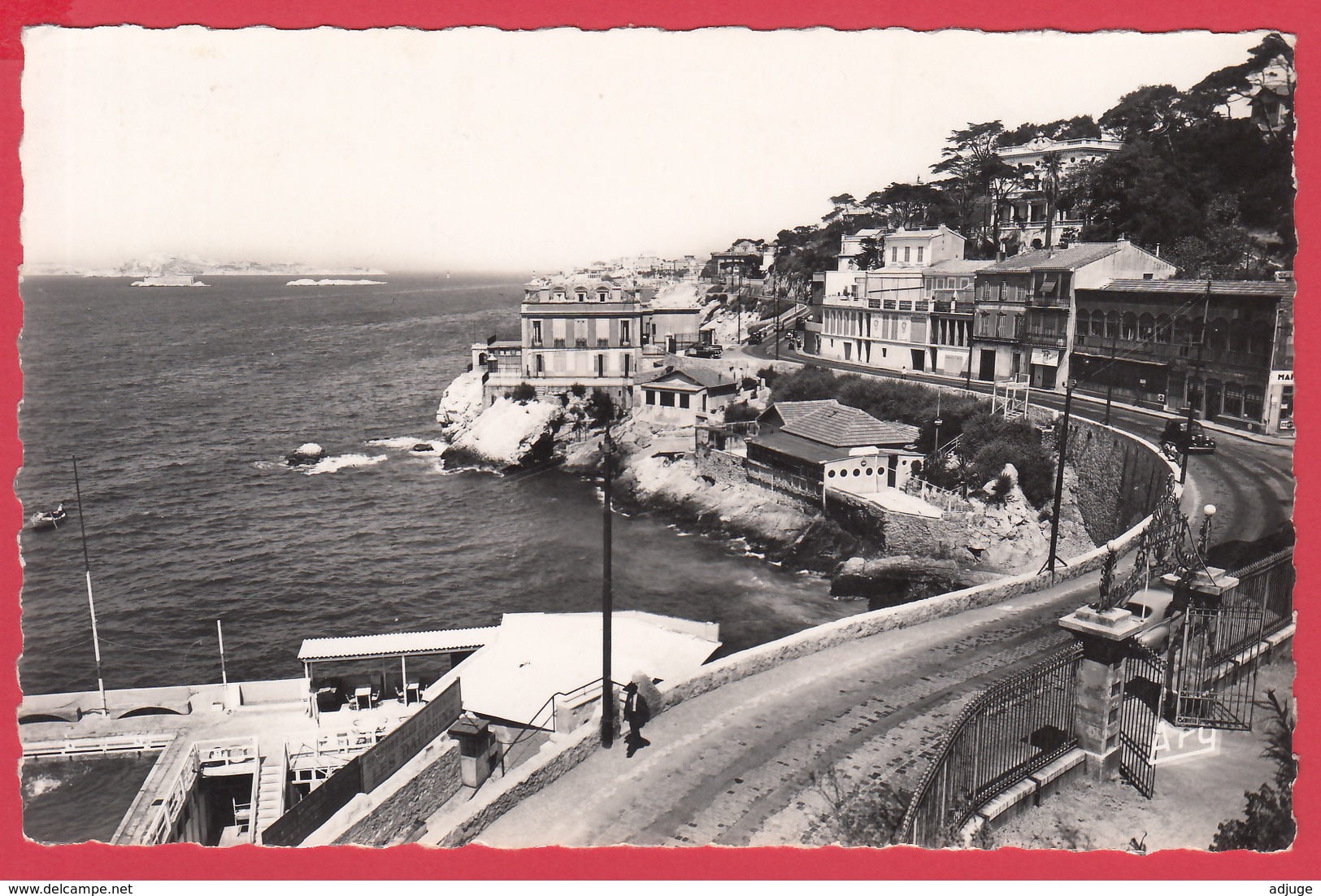 CPSM- 13 - MARSEILLE- Promenade De La CORNICHE -vue Des Jardins De La Réserve - Ann.50 - Animation  -SUP** 2 SCANS - Endoume, Roucas, Corniche, Plages