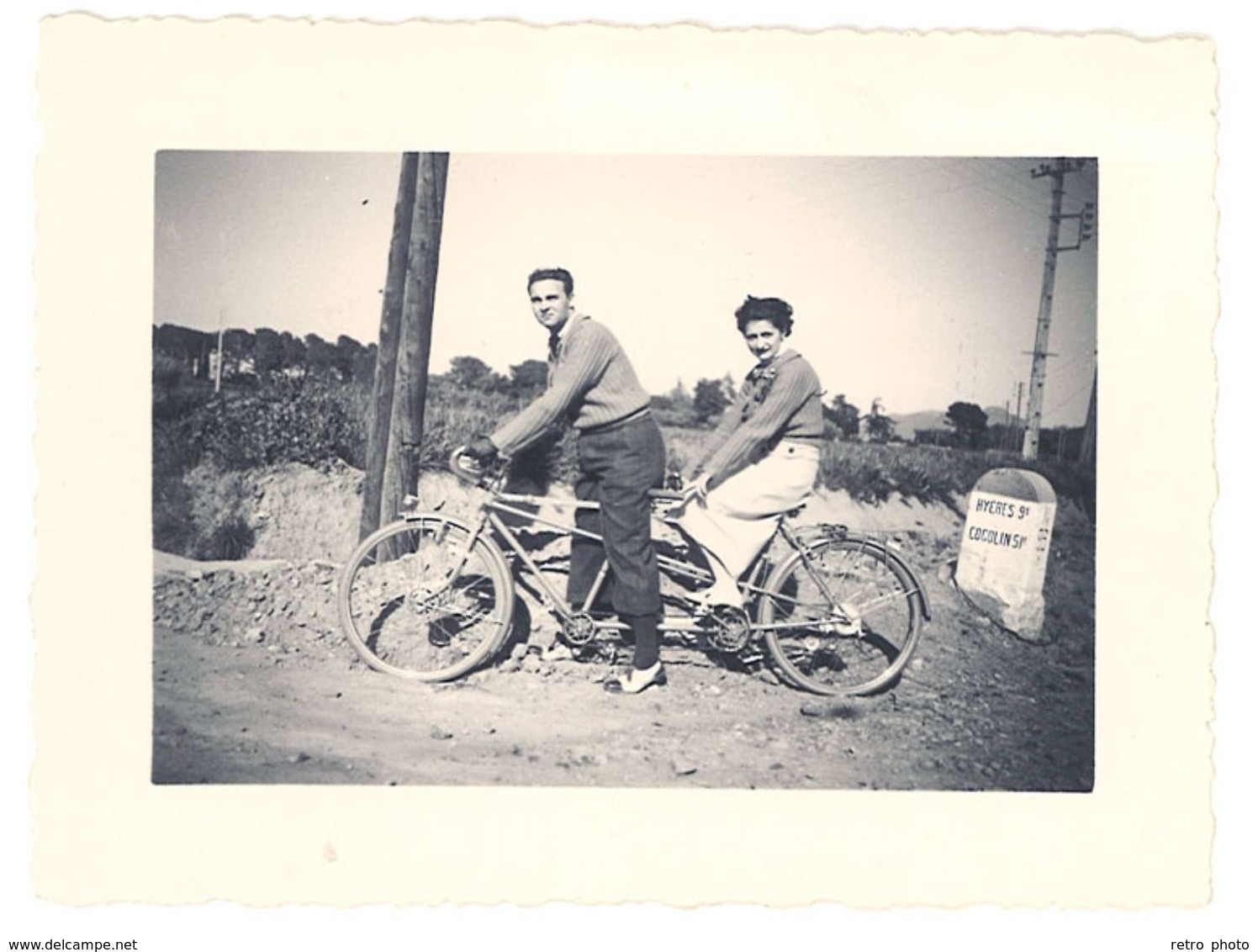 Photo Couple Sur Vélo / Tandem, Borne Kilométrique N99 Hyères Cogolin - Personnes Anonymes