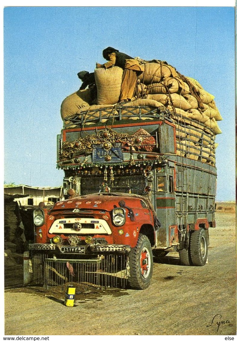 AFGHANISTAN   LES ROUTIERS AFGHANS SONT FIERSDE LEURS CAMIONS  -  CPM 1970 / 80 - Afghanistan