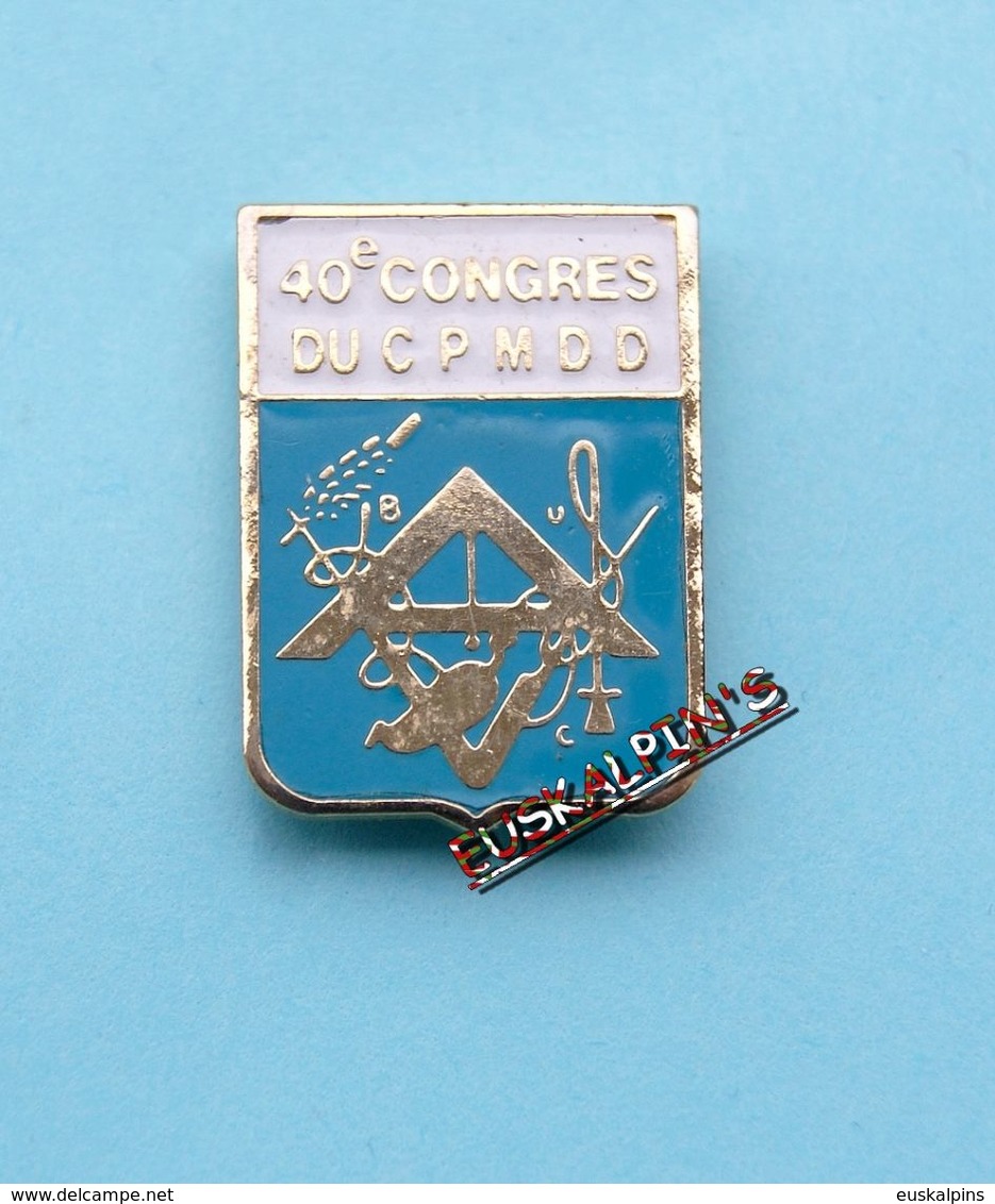 Pin's Compagnon Du Devoir, 40 Eme Congrés, Tour De France, équerre Et Compas De Maçon - Villes