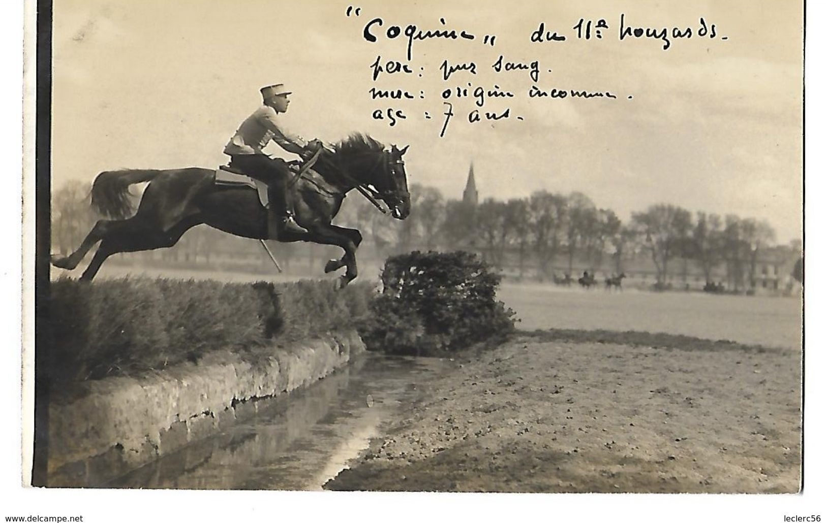 49 CARTE PHOTO SAUMUR MILITARIA ECOLE DE CAVALERIE COQUINE SAUTE UNE HAIE 1914 CPA 2 SCANS - Saumur