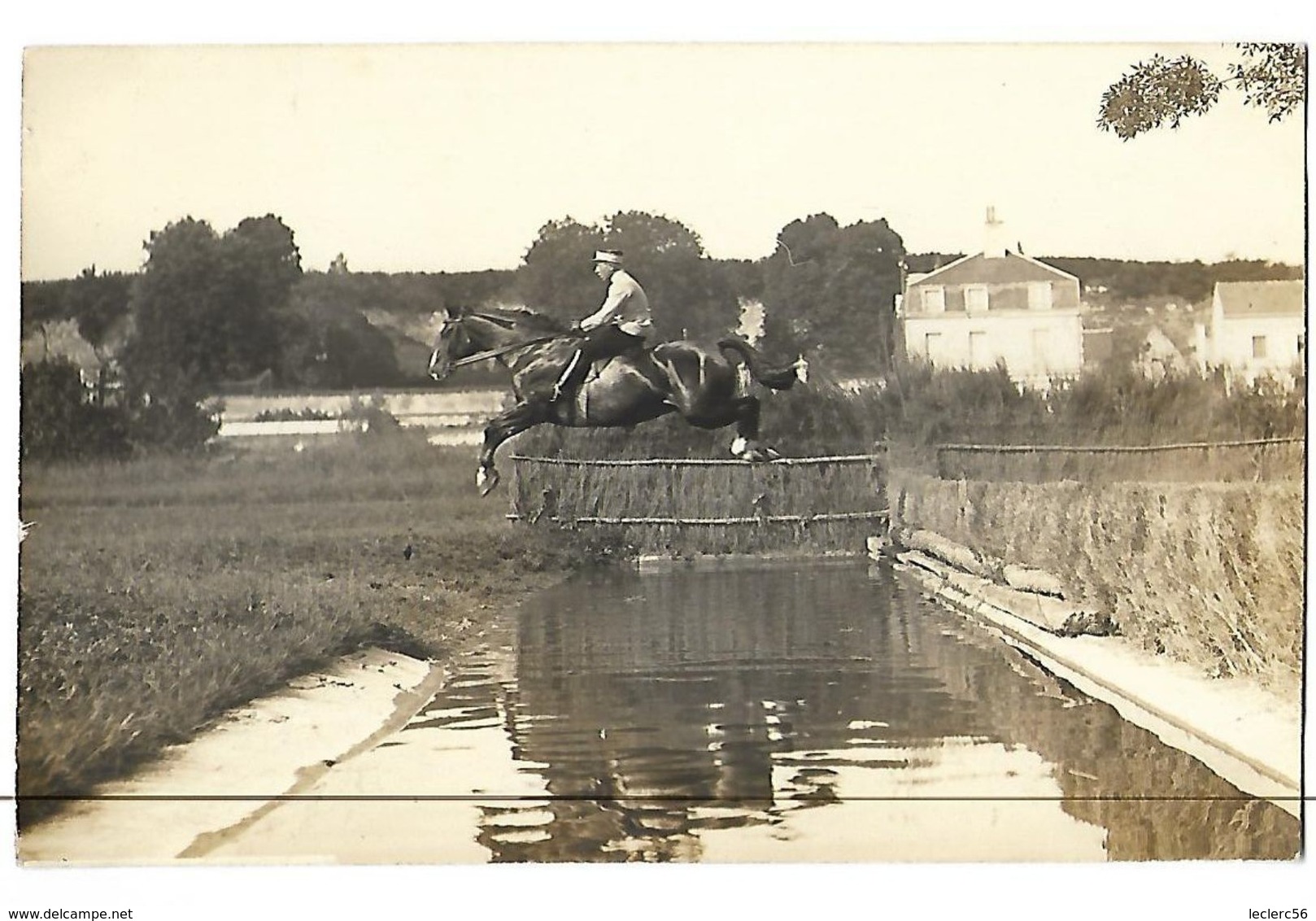 49 CARTE PHOTO SAUMUR MILITARIA ECOLE DE CAVALERIE UN JOLI SAUT DE LA RIVIERE CPA 2 SCANS - Saumur