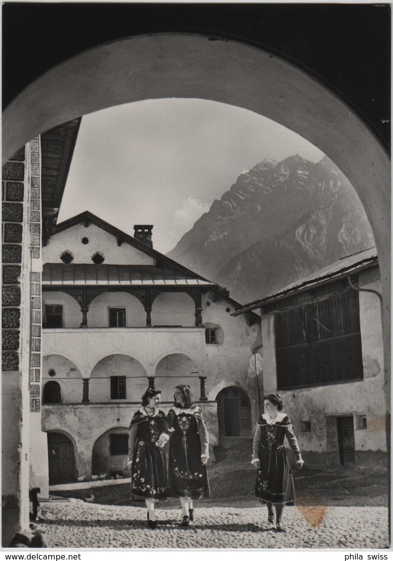 Scuol Schuls, Dorfpartie Mit Trachenmädchen - Photo: Feuerstein - Altri & Non Classificati