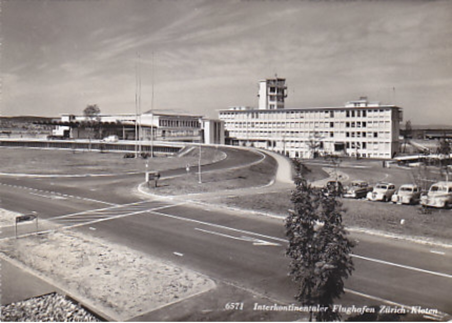 Flughafen Zürich-Kloten - 1954 - Nicht Häufige Ansicht Mit Oldtimern    (P-111-60624) - Aérodromes