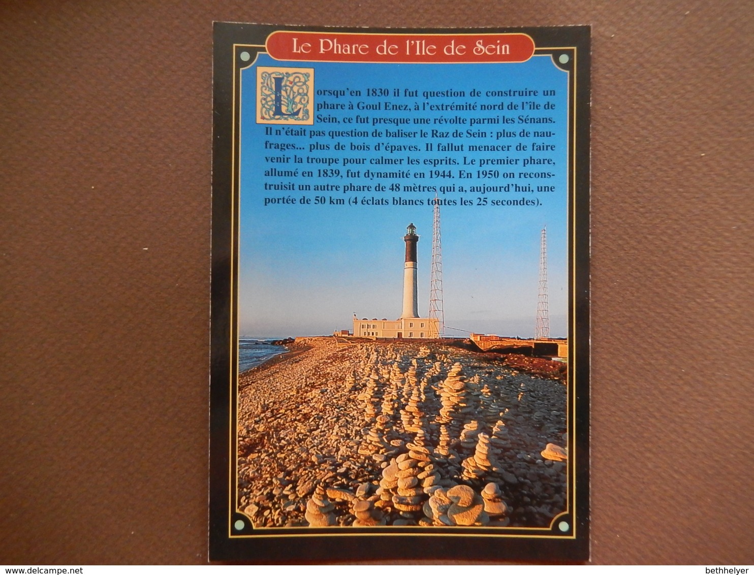 CPSM - ILE DE SEIN - JEUX DE GALETS AU PIEDS DU GRAND PHARE - R11986 - Vuurtorens