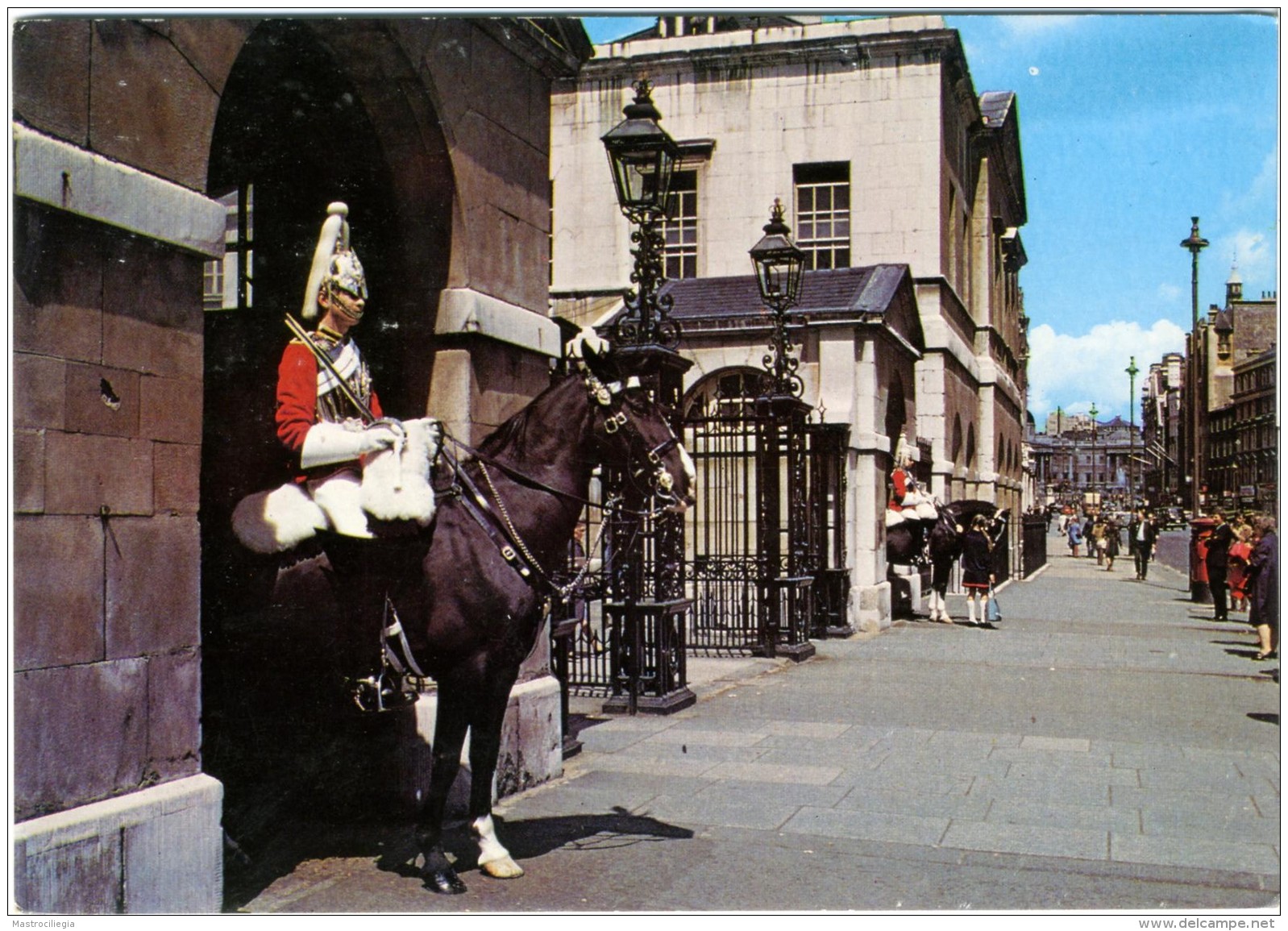 LONDON  Mounted Sentries At The Horse Guards - Cavalli