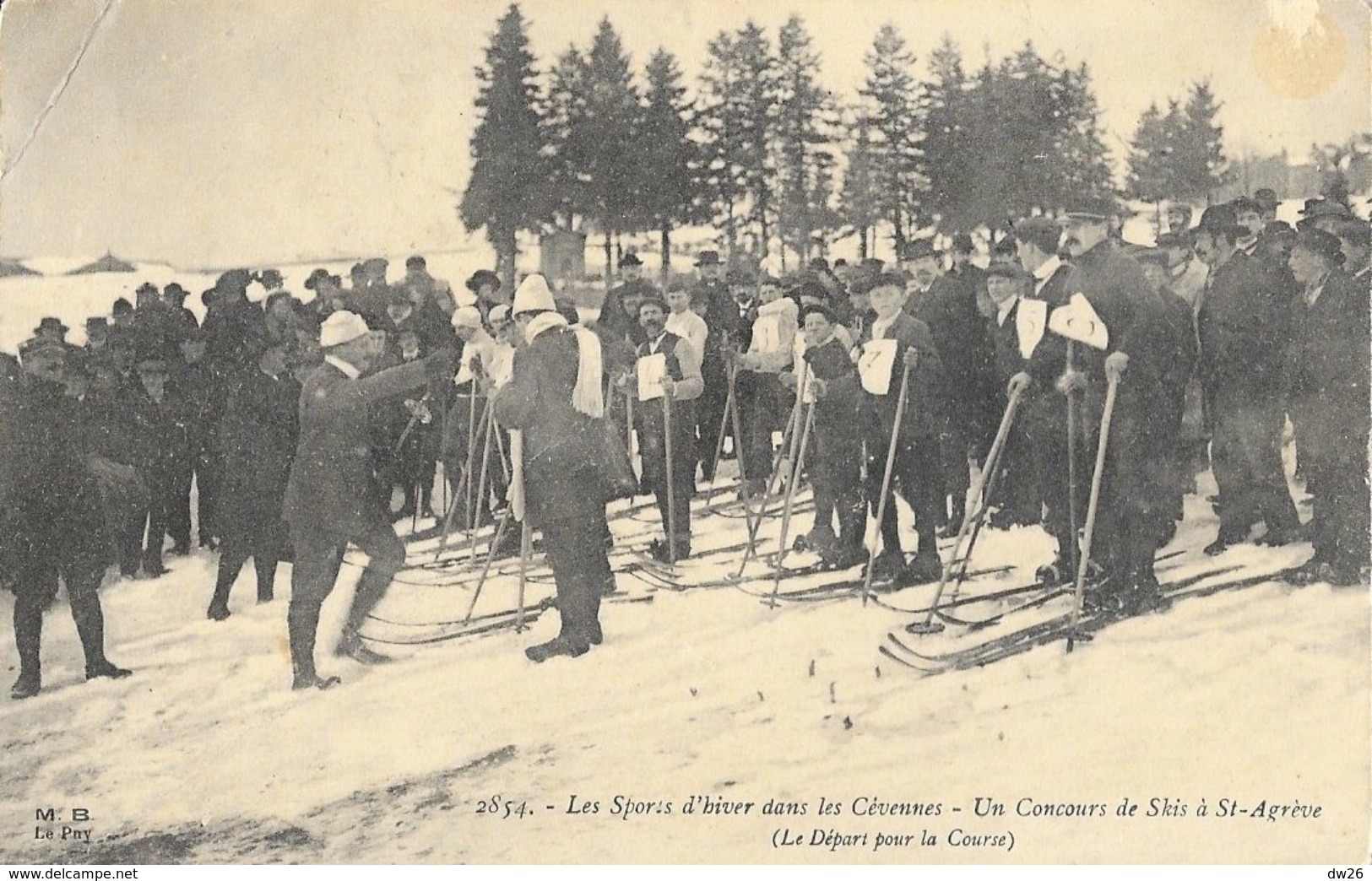 Les Sports D'hiver Dans Les Cévennes (ski) - Un Concours De Skis à St Saint Agrève, Le Départ Pour La Course - Saint Agrève
