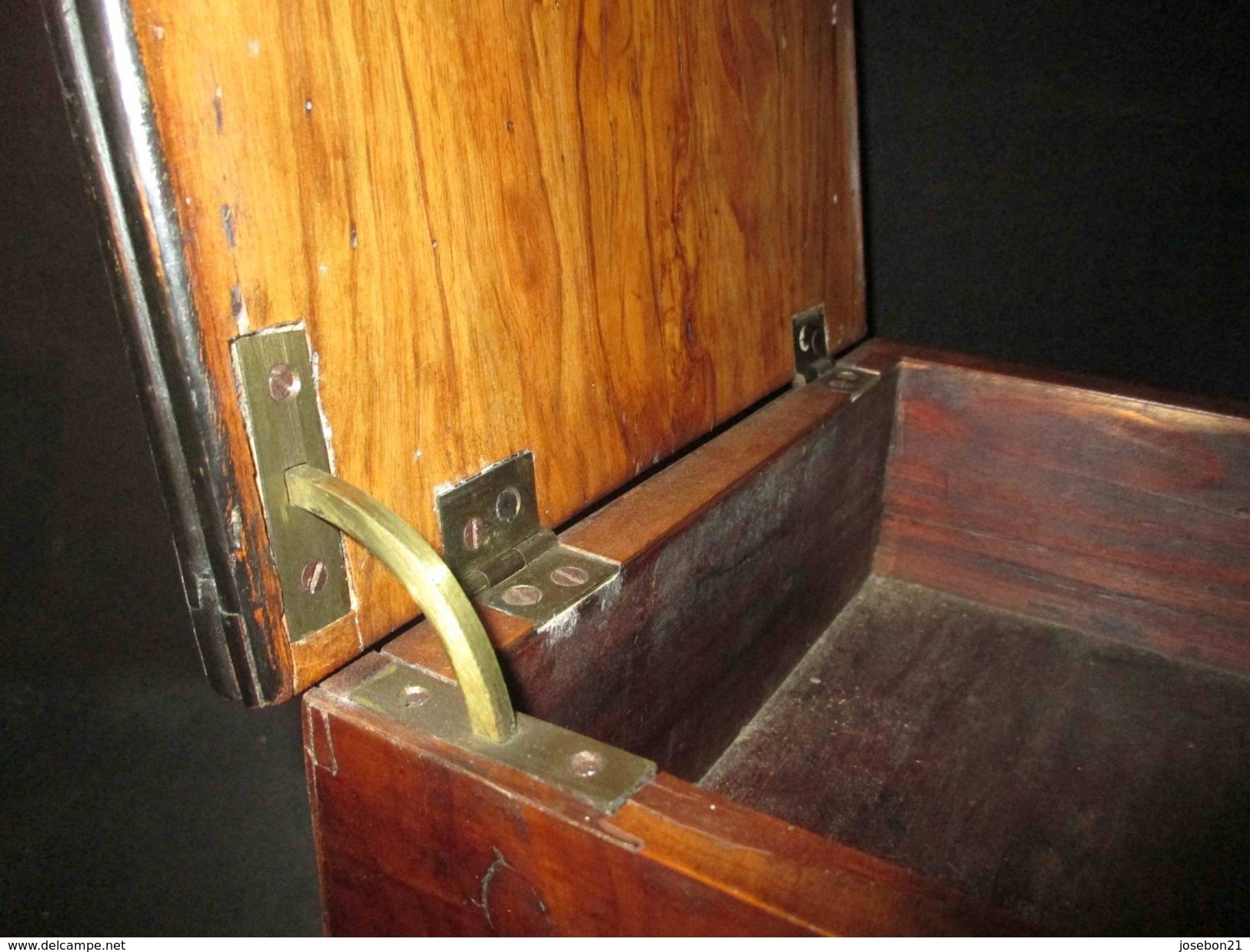 ancien petit coffret galbé à tiroir secret bronze et plaquage de noyer XIX ème