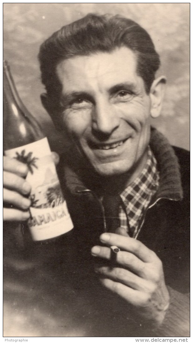 Homme Souriant Tenant Une Bouteille De Jamaica Rhum? Cigarette Ancienne Photo 1930's - Other & Unclassified