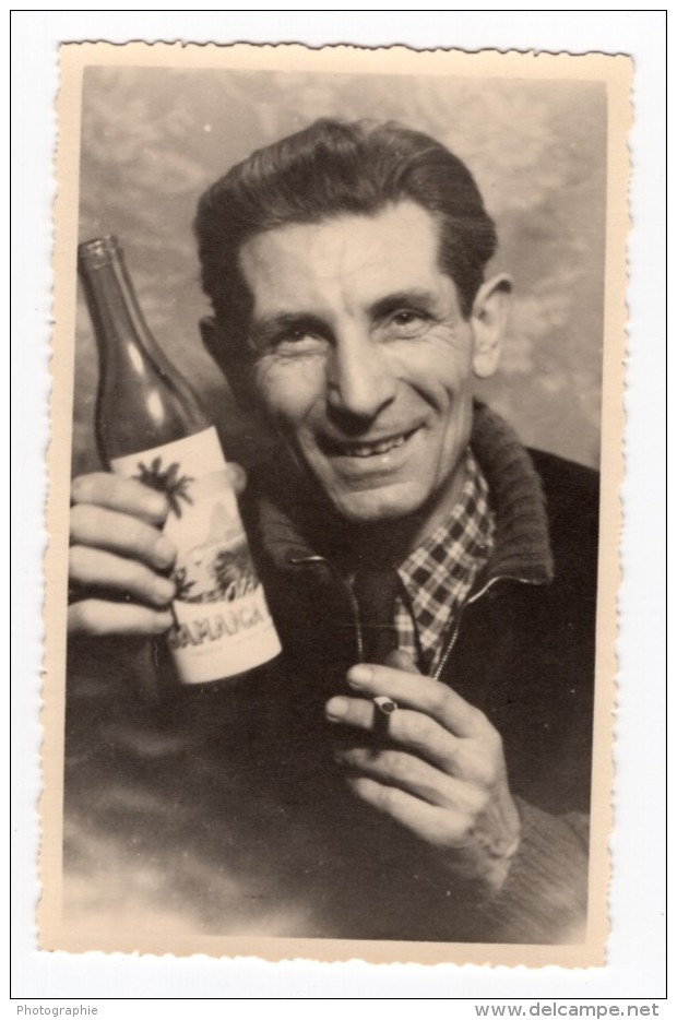 Homme Souriant Tenant Une Bouteille De Jamaica Rhum? Cigarette Ancienne Photo 1930's - Other & Unclassified