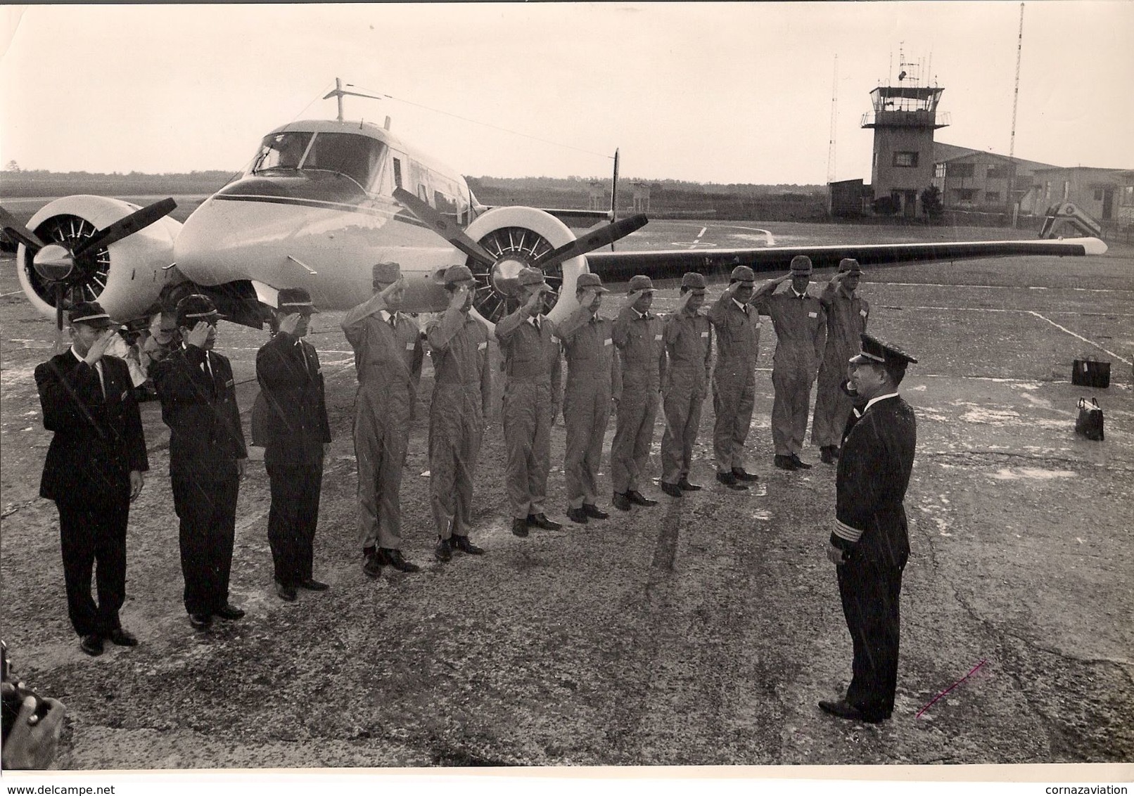 Aviation - élèves-pilotes Du Japon Devant Un Beechcraft - 1971 - Aviation