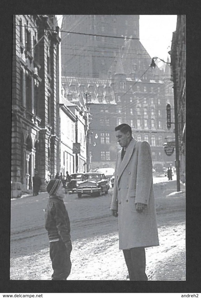 SPORTS - SPORT D'HIVER HOCKEY - QUÉBEC 1952 JEAN BÉLIVEAU EN FACE DU CHÂTEAU FRONTENAC AVEC UN JEUNE GARÇON - Sports D'hiver