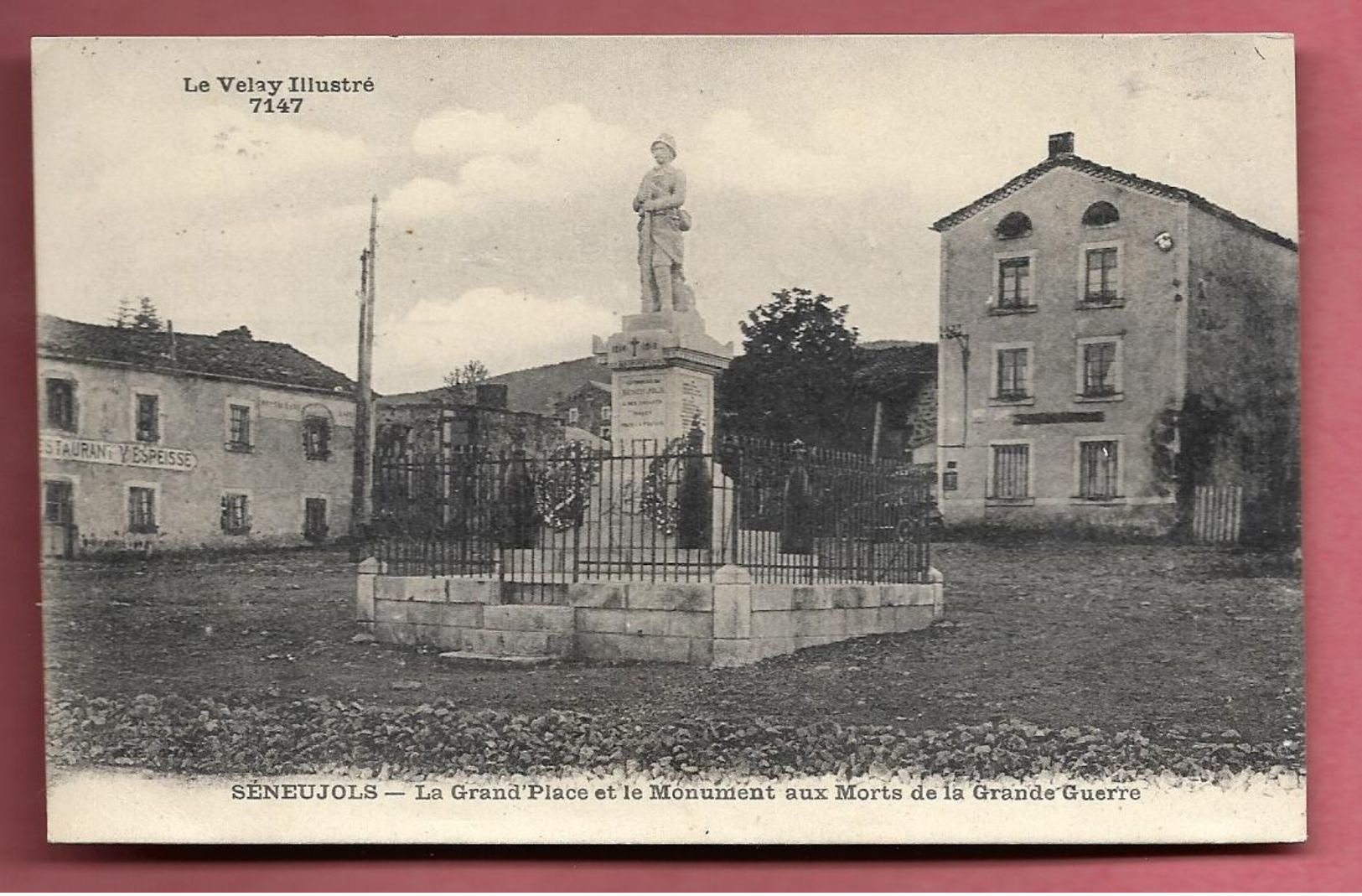 Seneujols - La Grand'Place Et Le Monuments Aux Morts De La Grande Guerre - Autres & Non Classés