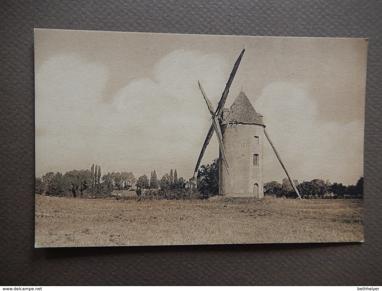 TRES RARE - LA VIENNE - DANS LA PLAINE - QUELQUES DERNIERS MOULINS A VENT - R12066 - Windmills