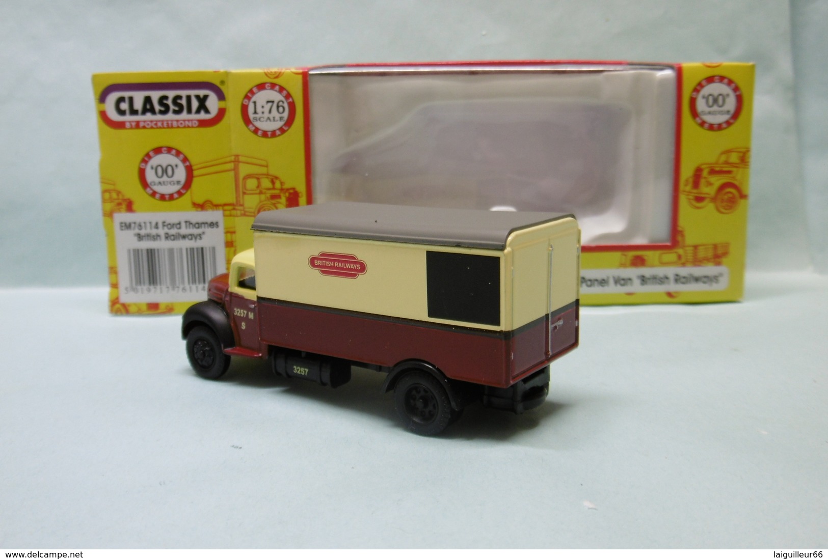 Classix - CAMION FORD THAMES ET6 Panel Van British Railways Réf. EM76114 BO OO 1/76 - Baanvoertuigen