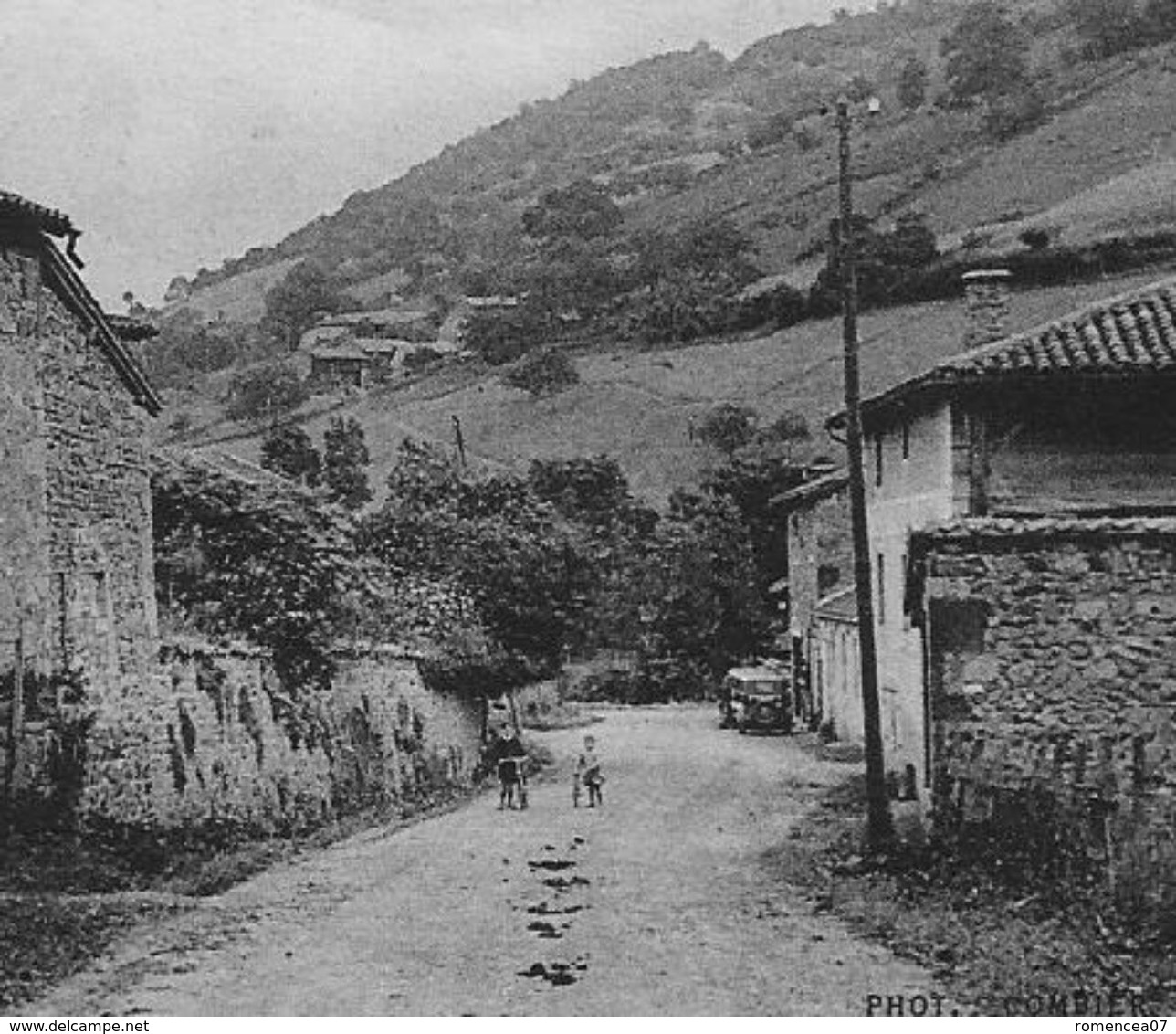 CENVES-VIEUX-CHÂTEAU (Rhône) - Le MONUMENT - Animée - Non Voyagée - Autres & Non Classés