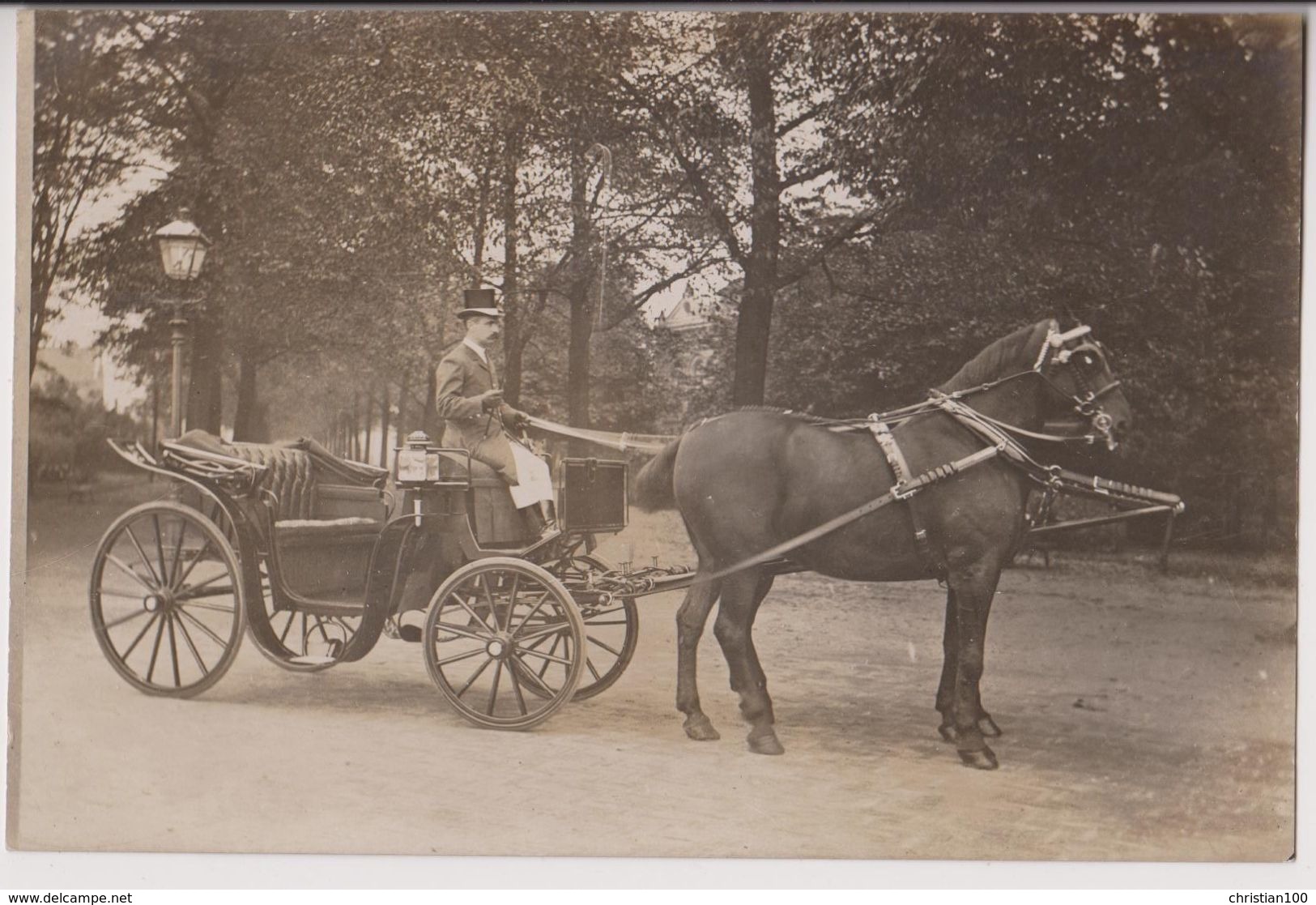 CARTE PHOTO : UN FIACRE TRACTE PAR UN CHEVAL - UN COCHER - ECRITE EN 1908 - 2 SCANS - - Taxis & Fiacres