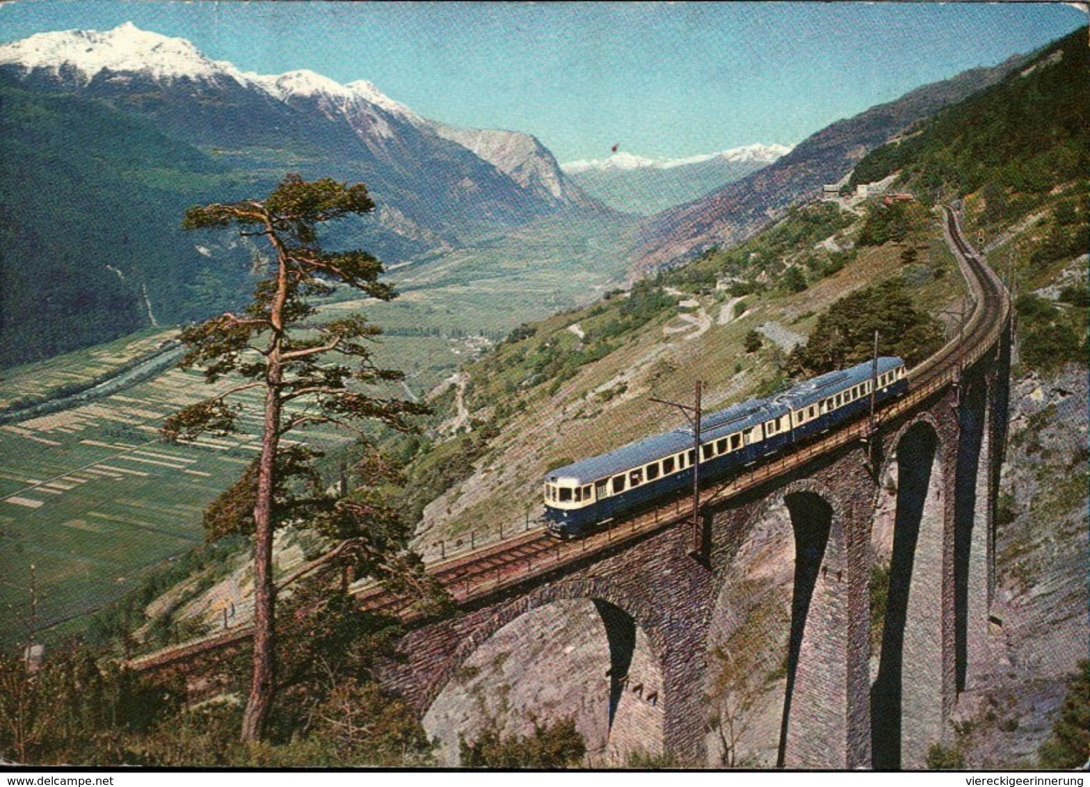 ! Eisenbahnzug Blauer Pfeil Der Lötschbergbahn Im Wallies, Schweiz, Valais, Fleche Bleue, Swiss Railway - Treinen